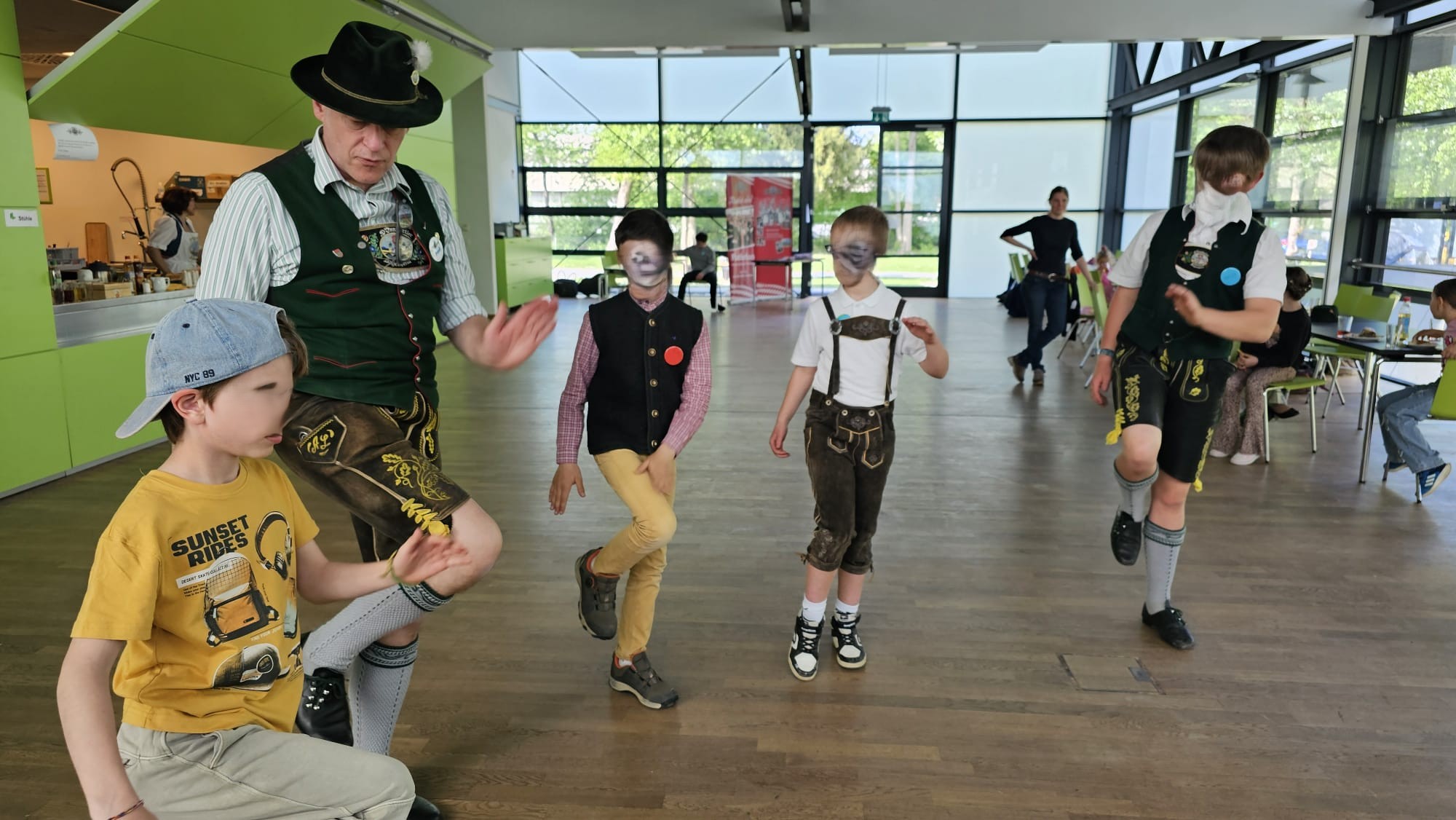 tracht Erster Vorsitzender Alfred Licht weist die Buam in die Geheimnisse des Schuhplattelns ein. Copyright Innviertler