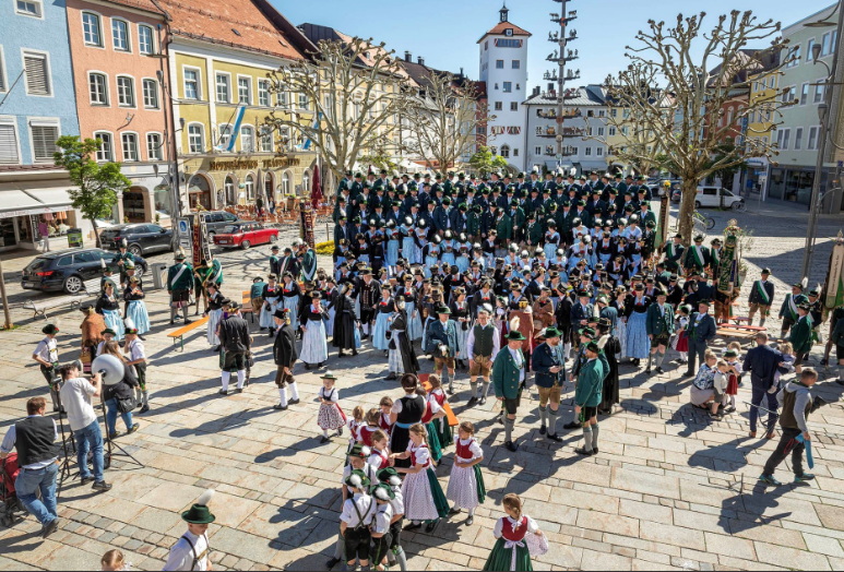 300 Trachtler vereint auf dem Traunsteiner Stadtplatz