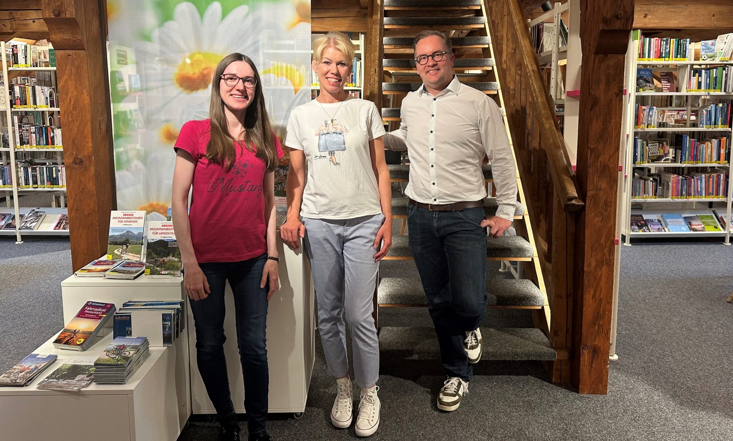 Bücherei Mitarbeiterin Stefanie Frelke c-Markt Prien a. Chiemsee von Links, Die Büchereileiterin Melanie Schieber und der Fachbereichsleiter für Tourismus, Kultur und Wirtschaftsförderung Tobi Huber begrüßen Stefanie Frelke (im Bild mittig) im Dachgeschoss des Haus des Gastes. Bereits seit Montag, 2. Juni 2025 bereichert die neue Mitarbeiterin das Team der Bücherei Prien. Copyright Markt Prien a. Chiemsee