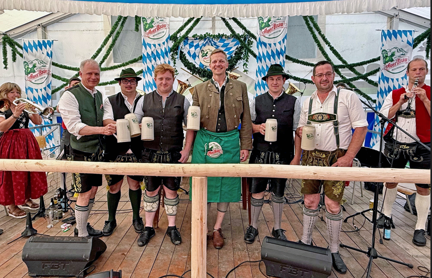 Mit 2 Schlägen zum Festauftakt: Bulldogtreffen Aschau stimmungsvoll eröffnet