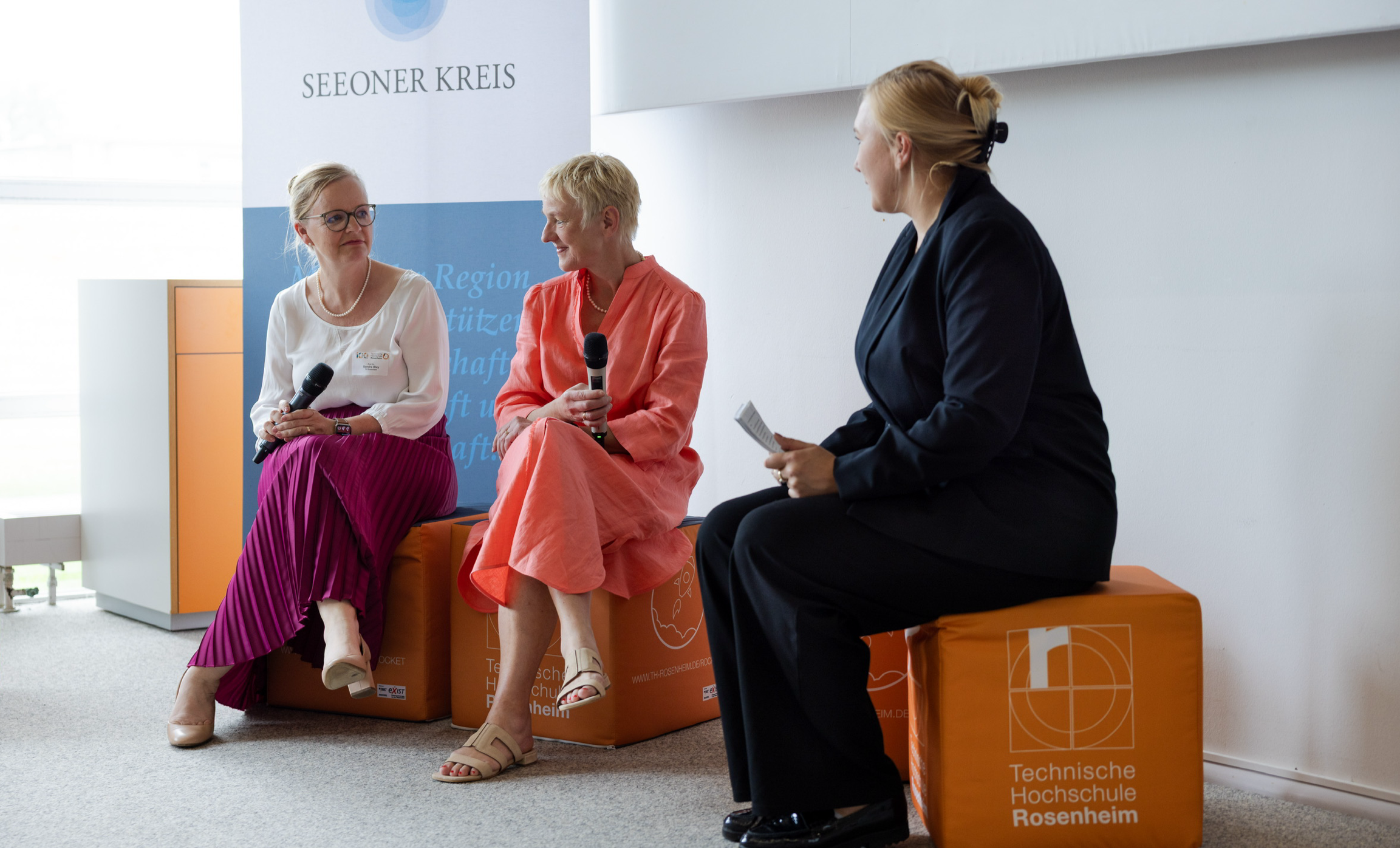 Vortrag an der TH Rosenheim Professorin Sandra Bley und Professorin Sabine Ittlinger blickten im Gespräch mit Moderatorin Talea Schubert (von links) auf das Projekt HiGHRoQ zurück. Copyright: Felix Huber