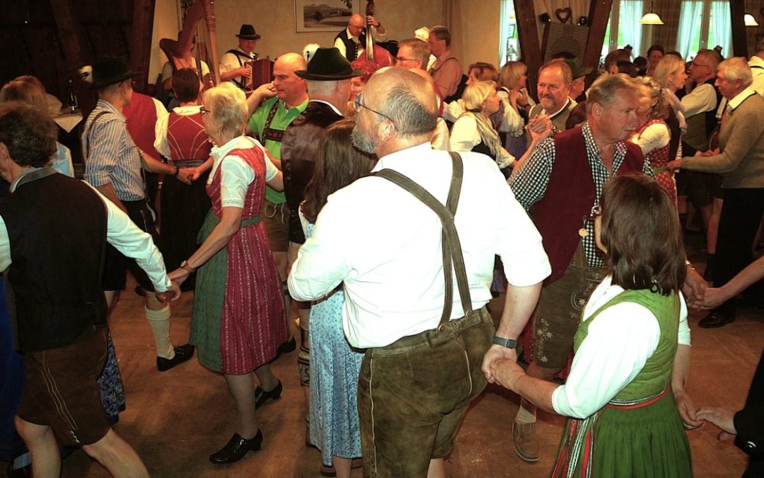 Begeisterte Besucher beim Frühjahrstanzl des Rosenheimer Volkstanzkreises
