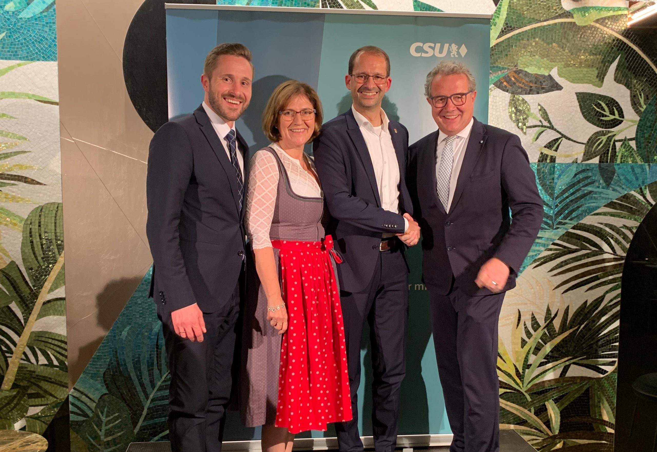 WhatsApp Bild 2025-06-18 um 15.11.39_1cbd34cb Mit viel Applaus und Aufbruch-Stimmung und mit einem eindeutigen Ergebnis von 98,5 Prozent hat die CSU Rosenheim-Stadt den amtierenden Oberbürgermeister Andreas März erneut als Kandidaten für die Kommunalwahl 2026 nominiert. Foto: CSU Bundeswahlreisgeschäftsstelle