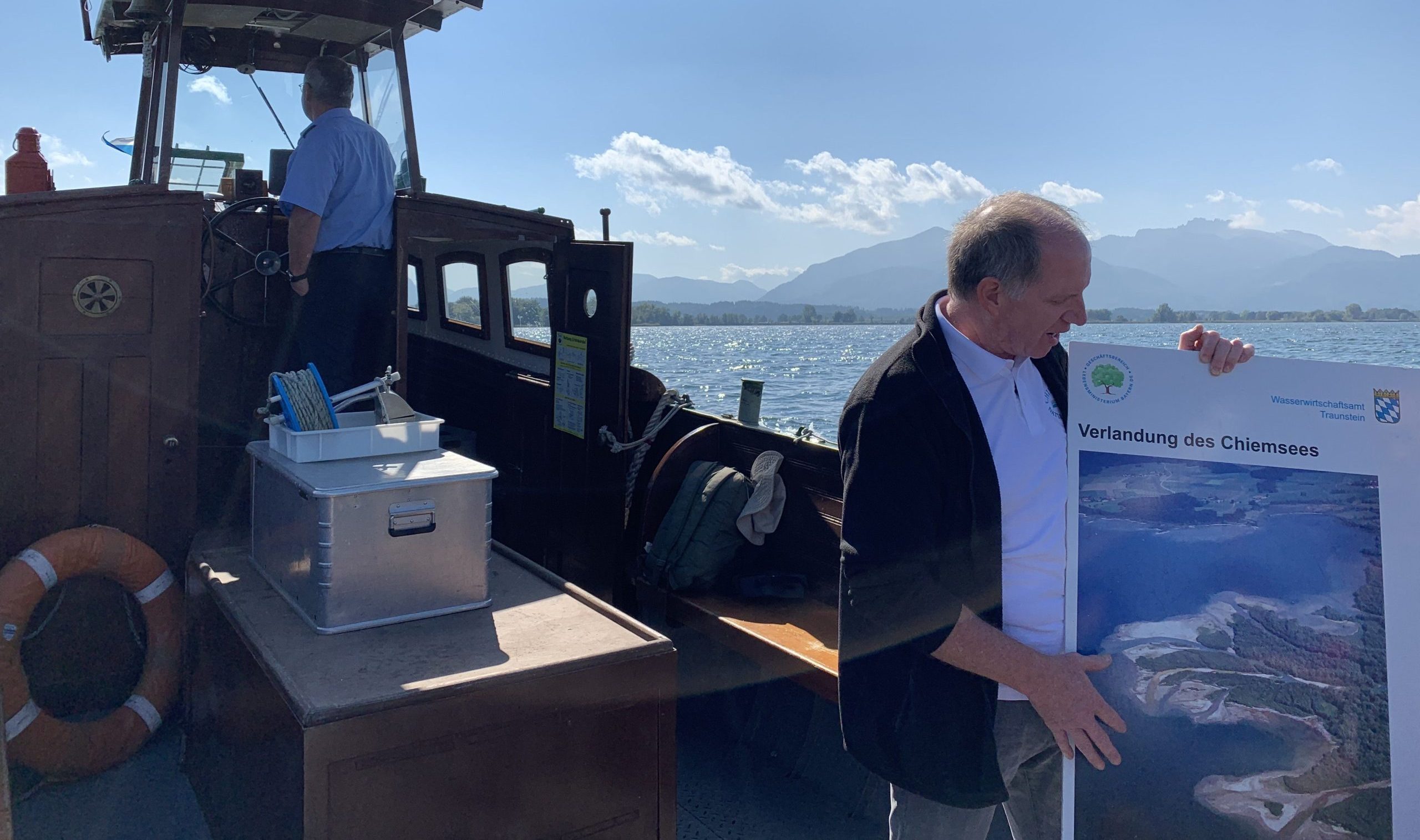 02 Pressebild Führung Der Natur auf der Spur c-Claus Linke Der Priener Heinz-Jürgen Pohl engagiert sich bereits seit über 20 Jahren ehrenamtlich für den Schutz der Region. Gemeinsam mit weiteren Naturführern macht er den Teilnehmern der Erlebnisbootsfahrten die Natur am Chiemsee auf anschauliche Art und Weise begreiflich. Copyright Claus Linke