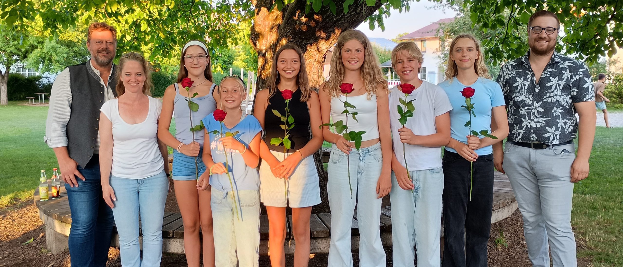 15 Neuer Jugendrat Das Foto zeigt den neu gewählten Jugendrat zusammen mit Eggstätts Bürgermeister Christoph Kraus (links), Anita Kofler (Leitung Jugendlounge Seven; 2.v.l.) und Florian Erb (Jugendbeauftragter der Gemeinde Eggstätt; rechts). Foto: Tourist-Info Eggstätt