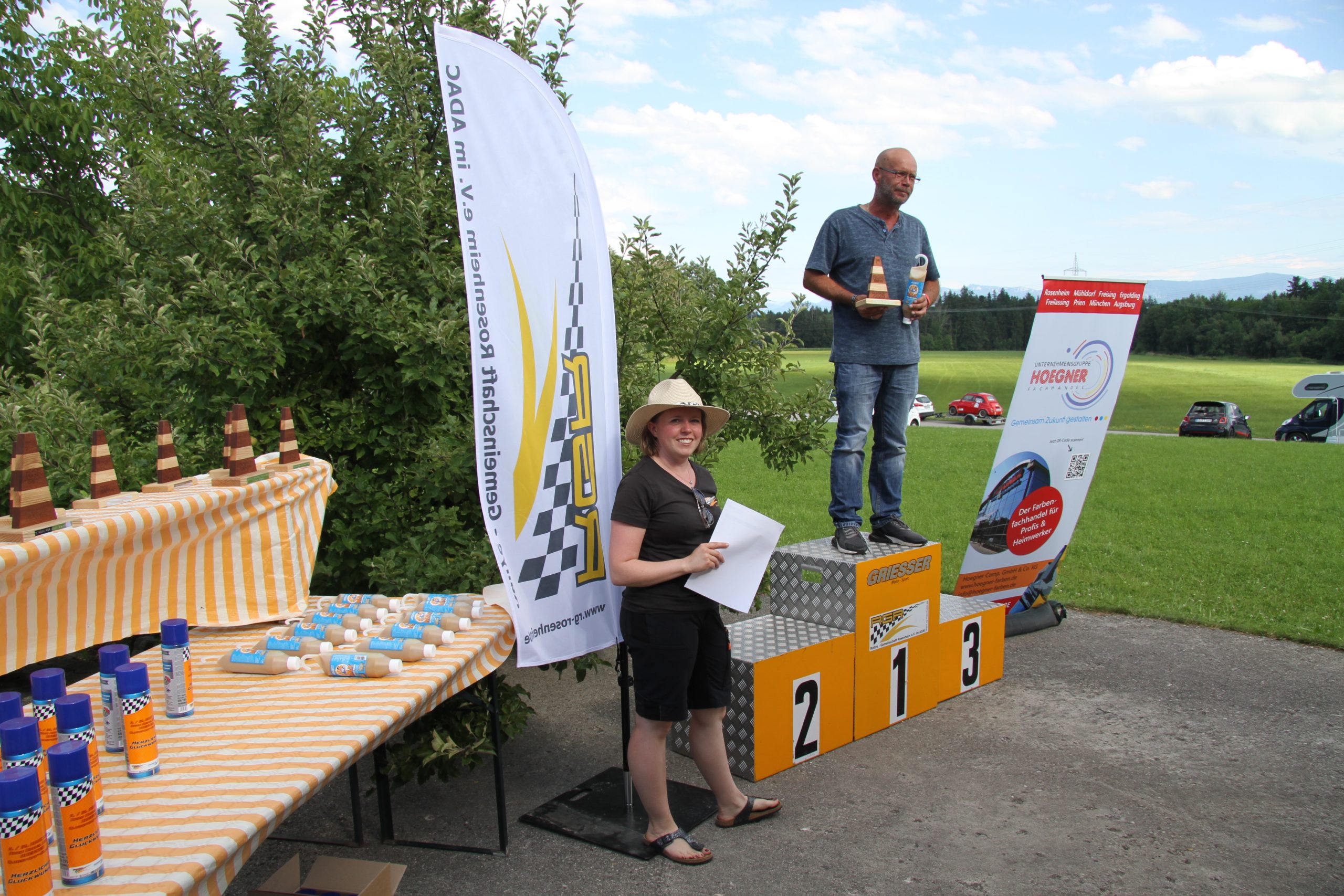 2025 ANHD S 1 1. FS Hartmann Gewinner der Wertung "Freestyle" beim „11. ADAC RGR AKZO Nobel Deco HOEGNER DMSB Clubsport Automobil-Slalom” und damit ganz oben auf dem Podest: Dirk Hartmann Der Sieger Ehrenpreis wurde Dirk Hartmann von RGR Vorsitzender Sandra Fellermair (links im Bild) überreicht. Foto: biwi