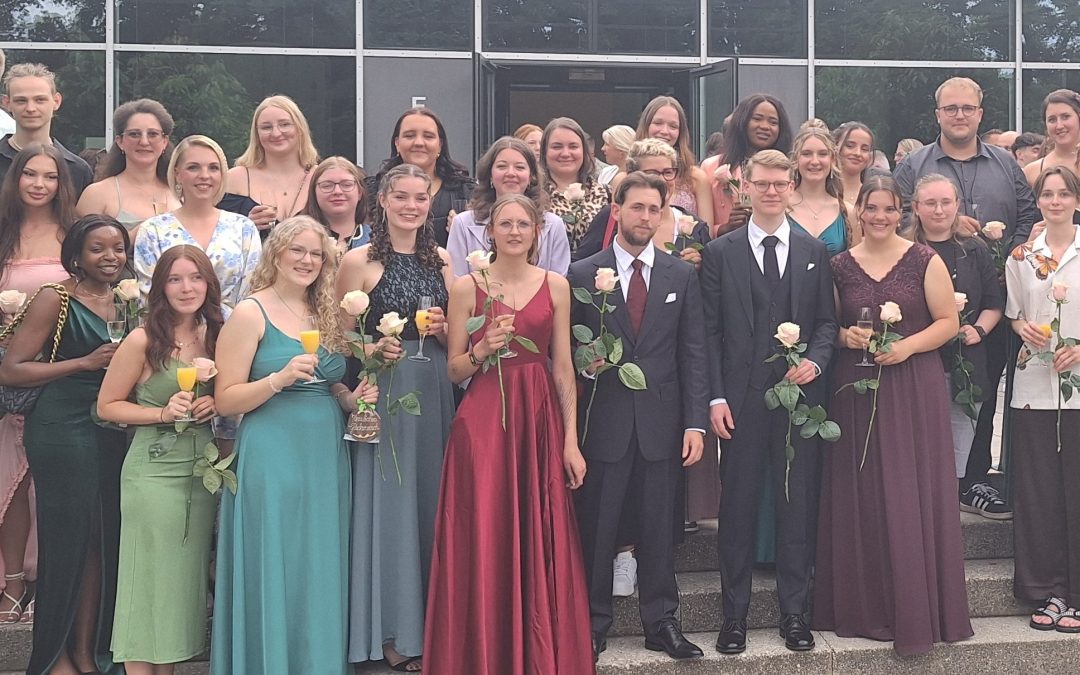 Ausnahmejahrgang feiert Examenabschluss am kbo-Inn-Salzach-Klinikum