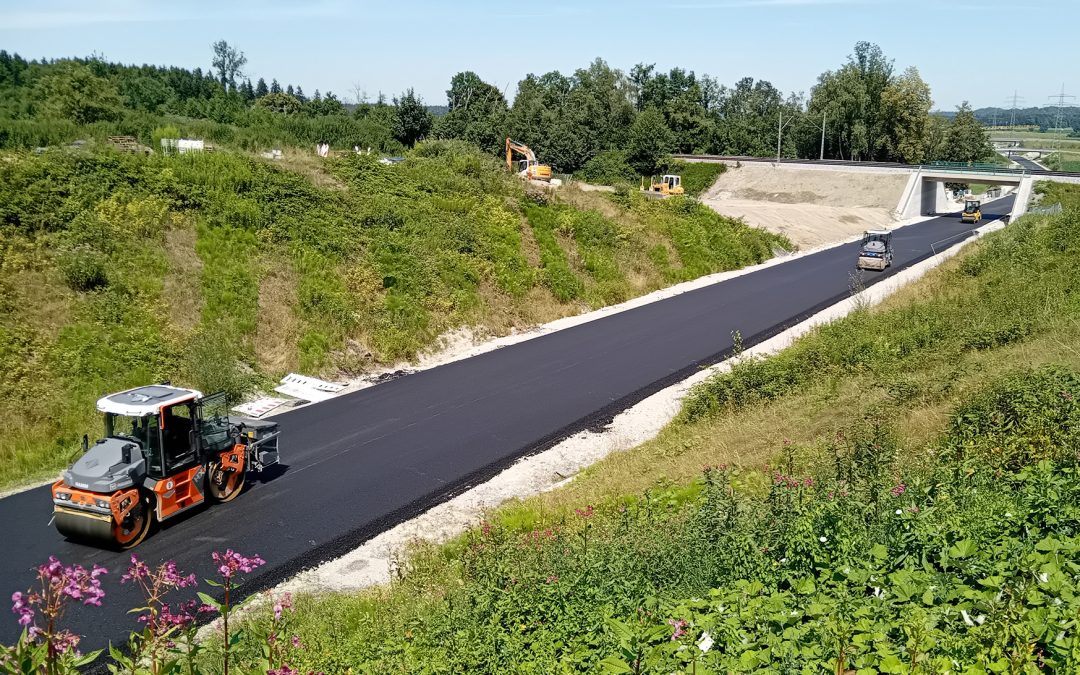 Asphalteinbau bei der B 15 Westtangente im letzten Bauabschnitt: Eröffnung der Strecke steht fest