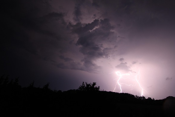 Blitzeinschlag Blitzeinschlag auf einem Hügel mit Bäumen. Foto: re