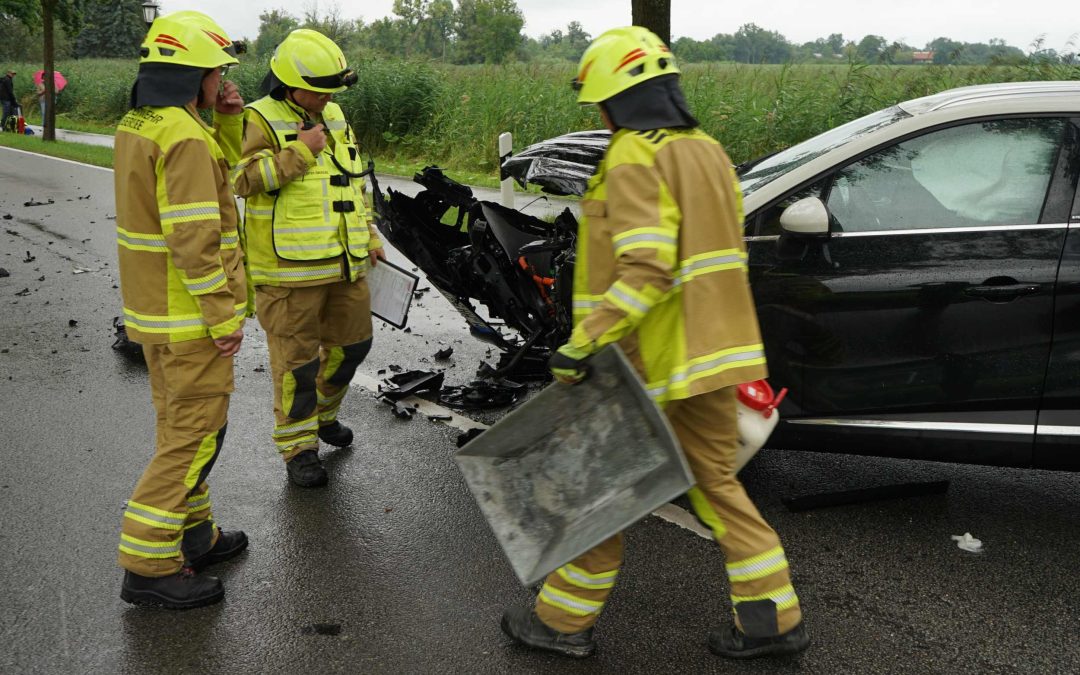 Frontalzusammenstoß zweiter Autos bei Übersee
