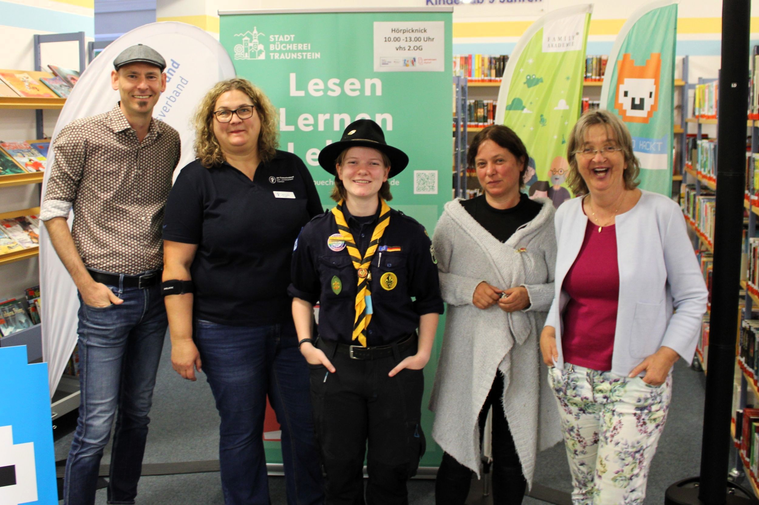 Die Hauptorganisatoren – Bildtext Die Hauptorganisatoren Danilo Dietsch, Michaela Frank, Lea Follmer, Pea Breutel und Annette Hagenau (von links nach rechts) ziehen trotz Regenwetter vom diesjährigen Sommerfest des Kinderschutzbundes ein absolut positives Fazit. Den gesamten Tag über herrschte reges Treiben und viele Familien erfreuten sich am „wetterfesten Programm der beteiligten Organisationen. Foto: Hubert Hobmaier