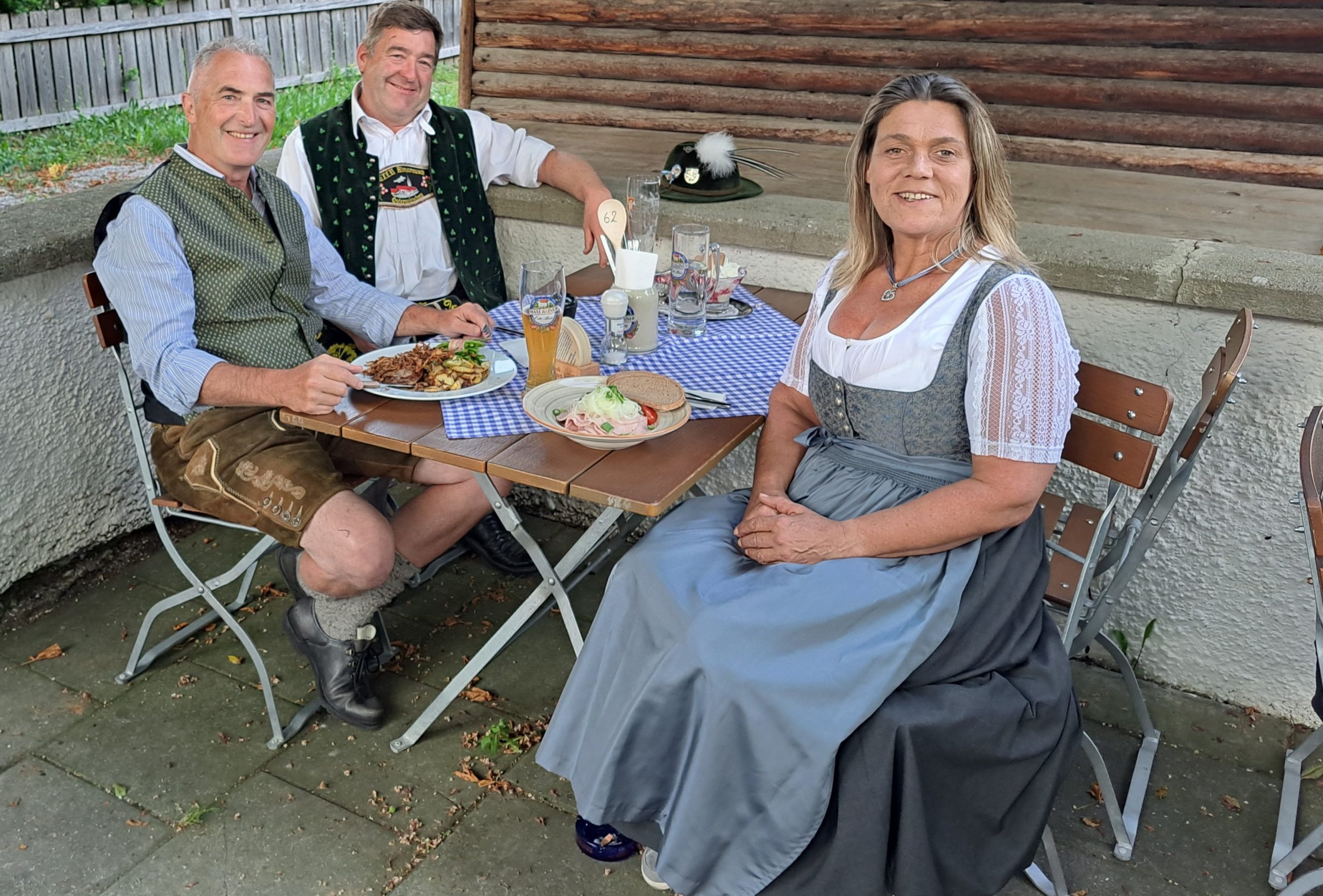 Foto Biergarten Sepp Hofer, Sepp Lausch, Barbara Stein Foto zeigt von links: Sepp Hofer, Josef Lausch und Barbara Stein von den Freien Wählern. Foto: Freie Wähler