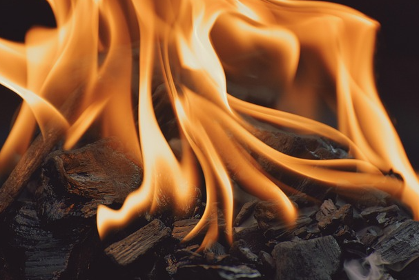 Grillen Flammen bei einem Grill .Foto: re