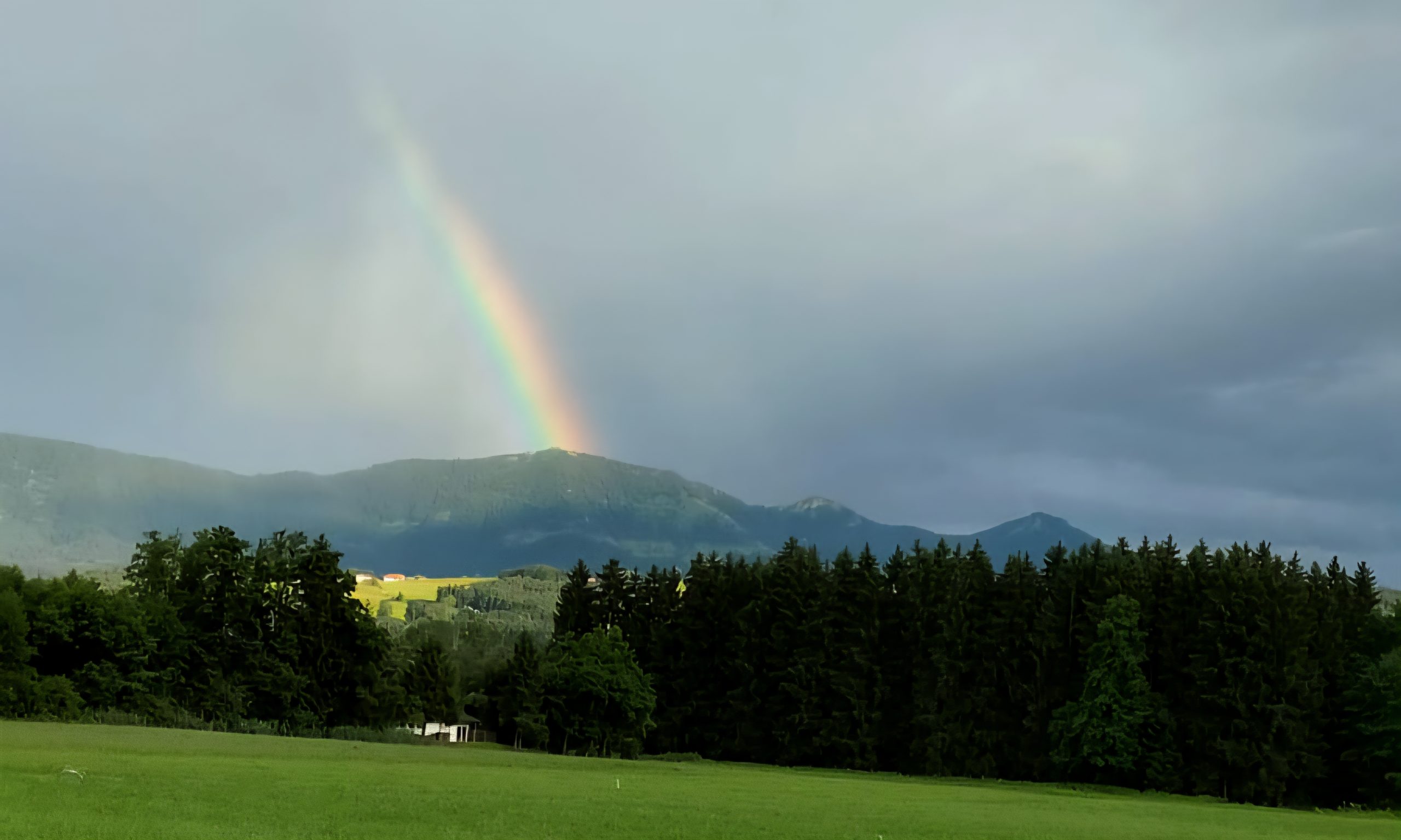IMG-20250712-WA0002 Regenbogen trifft auf Spitze von Berg. Copyright Wolfgang Staudhammer