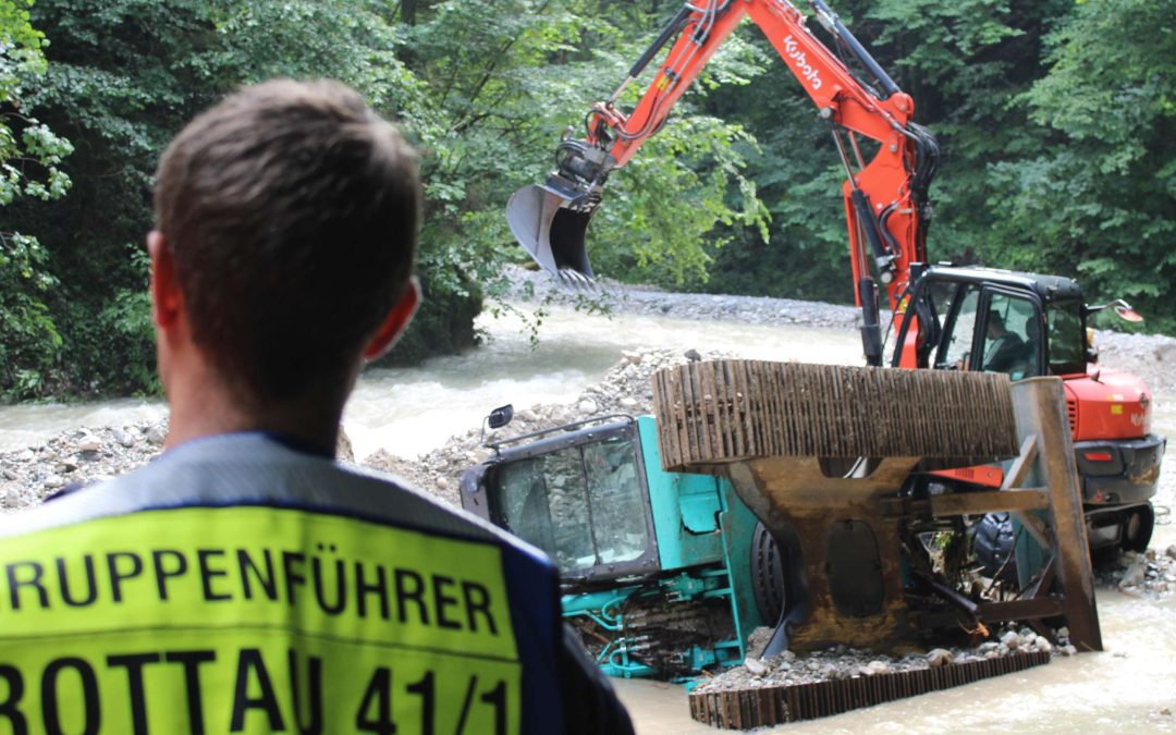 16 Tonnen Bagger stürzt in Bachbett – Aufwendige Bergungsaktion bei Rottau