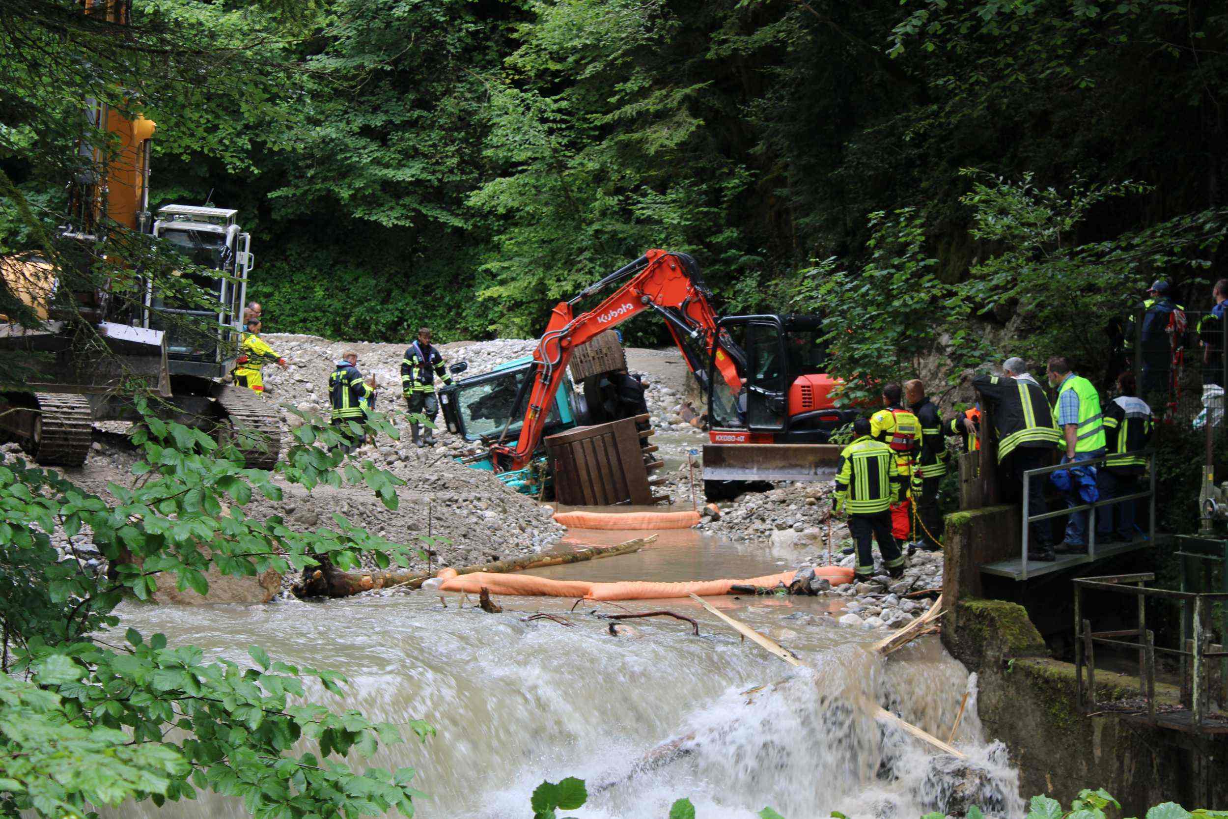 IMG_0186 Bagger-Bergung in Rottau, 27. Juli. Fotos: Hubert Hobmaier
