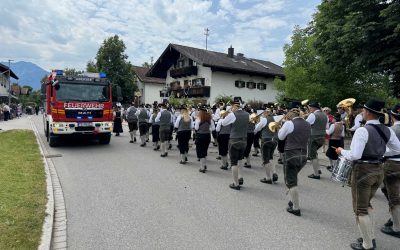 Rund 4.500 Besucher beim Bezirksmusikfest Übersee – Großeinsatz für die Feuerwehr