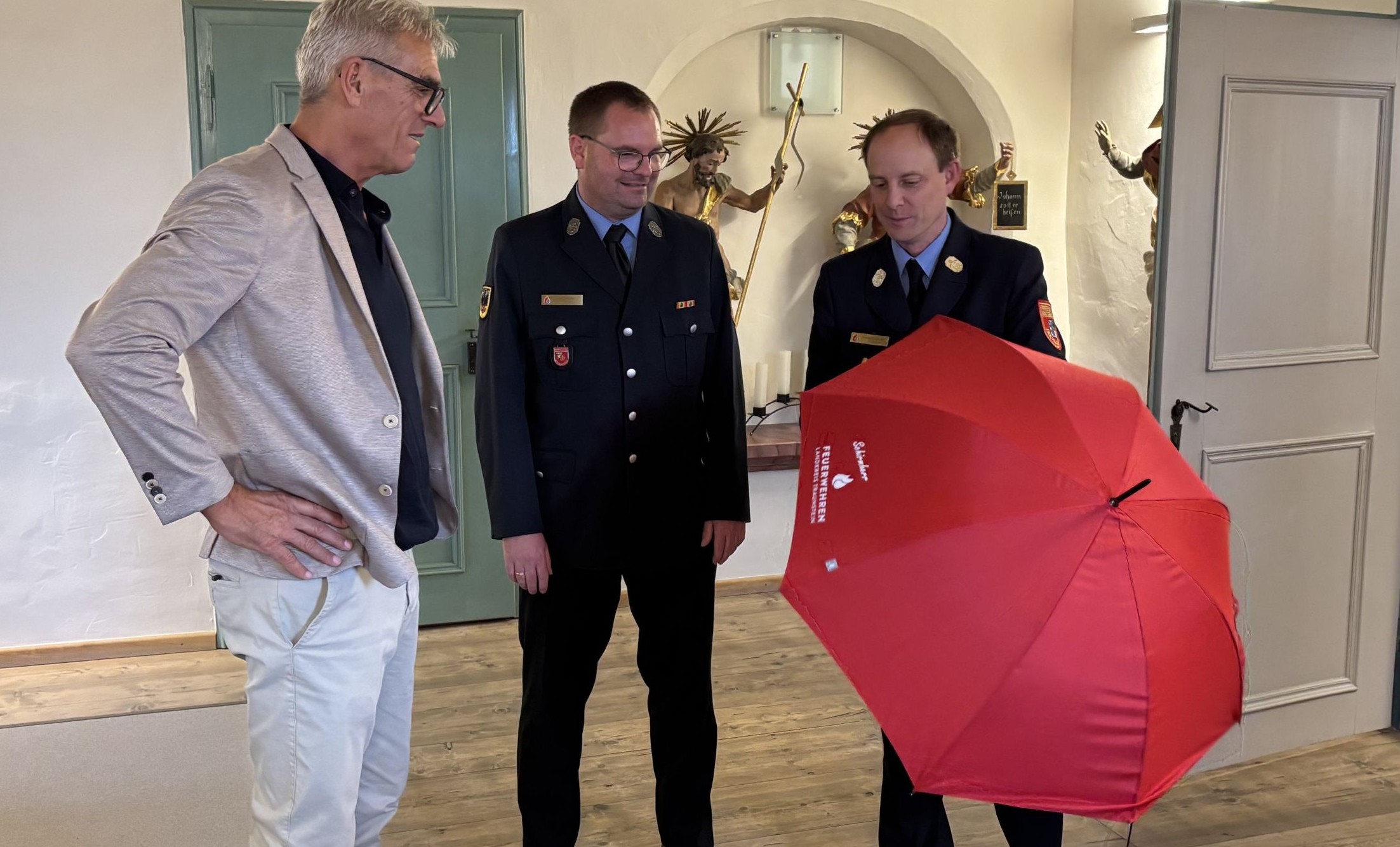 IMG_7137 Für den Tag der Jugendfeuerwehr in Pietling hat Fridolfings Gemeindeoberhaupt Johann Schild (helles Sakko) die Schirmherrschaft übernommen. Eine Delegation der Feuerwehr Pietling und des Kreisfeuerwehrverbandes Traunstein hat den Bürgermeister vor wenigen Tagen darum gebeten. Von links nach rechts: Pietlings Kommandant Hans Schild, Fach-KBM Jan Schröter, 1. Bürgermeister Johann Schild, KBR Christof Grundner sowie Lisa-Marie Lex und Theresa Fellner von der Jugendfeuerwehr Pietling.. Foto: Gemeinde Fridolfing