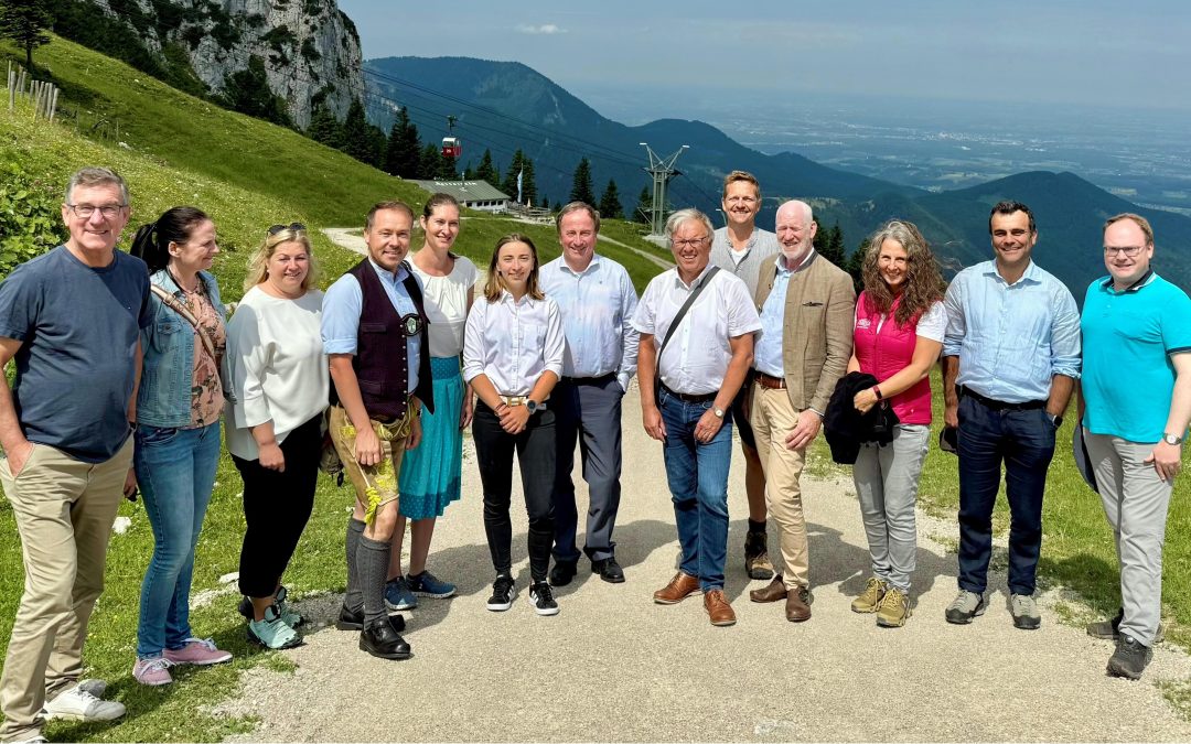 Zukunft der Kampenwandseilbahn weiter ungewiss: CAT-Verbandsausschuss informiert sich vor Ort