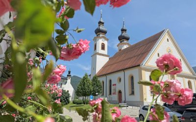 Pfarrkirche Aschau im Rosenzauber