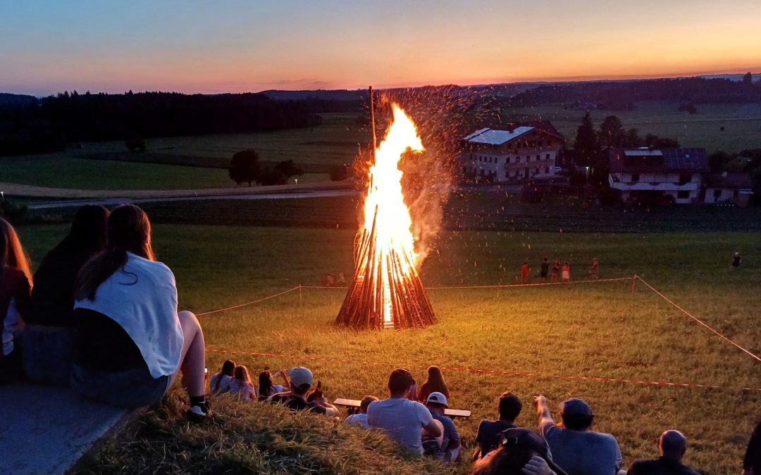 Viele Besucher kamen zum „Peterlfeuer“ auf die Buchleite