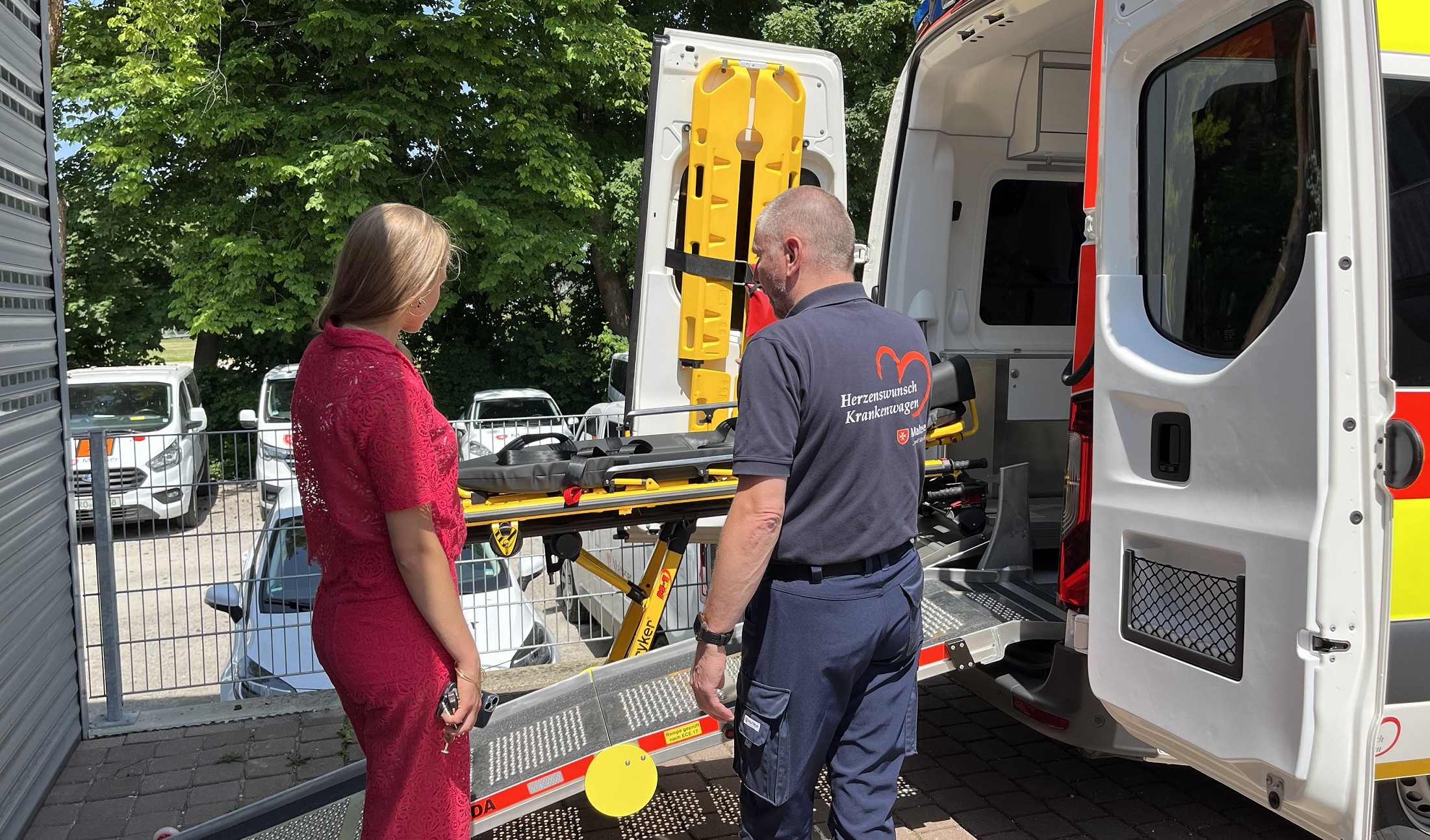 RO_202506_HWK Spende WillDirndl(c)Schuetz-Malteser (1) Die Willinger Dirndl nutzten die Gelegenheit, sich die spezielle Ausstattung des Malteser Herzenswunsch-Krankenwagens zeigen zu lassen. Foto: Copyright Malteser