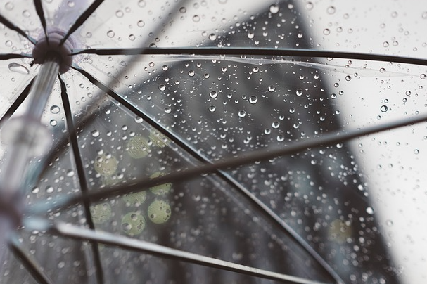 Regenschirm Blick durch durchsichtigen Regenschirm auf Wassertropfen. Foto: re