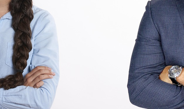 Scheidung Symbolfoto Scheidung. Mann und Frei mit verschränkten Armen auf Distanz. Foto re