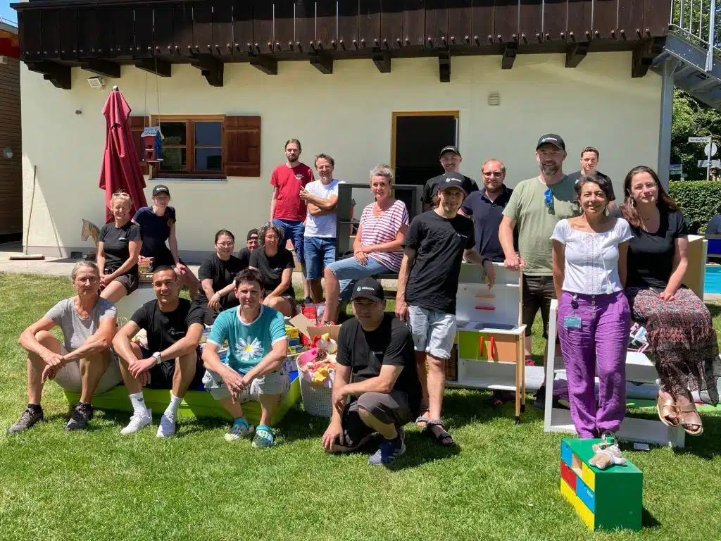 Social-Day-Hexagon-2025-1024×768 Ehrenamtskoordinatorin Giulia Giardina (2. v. rechts), Geschäftsführerin vom FOKUS-Familiennetzwerk Astrid Schäffler (1. v. links) und Melanie Spindler (3. v. links) von Hexagon, zusammen mit den Freiwilligen der Firma Hexagon. Foto: FOKUS-Familiennetzwerk e.V.