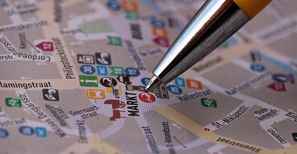 Standort Stift zeigt auf Punkt auf Stadtplan. Foto: re