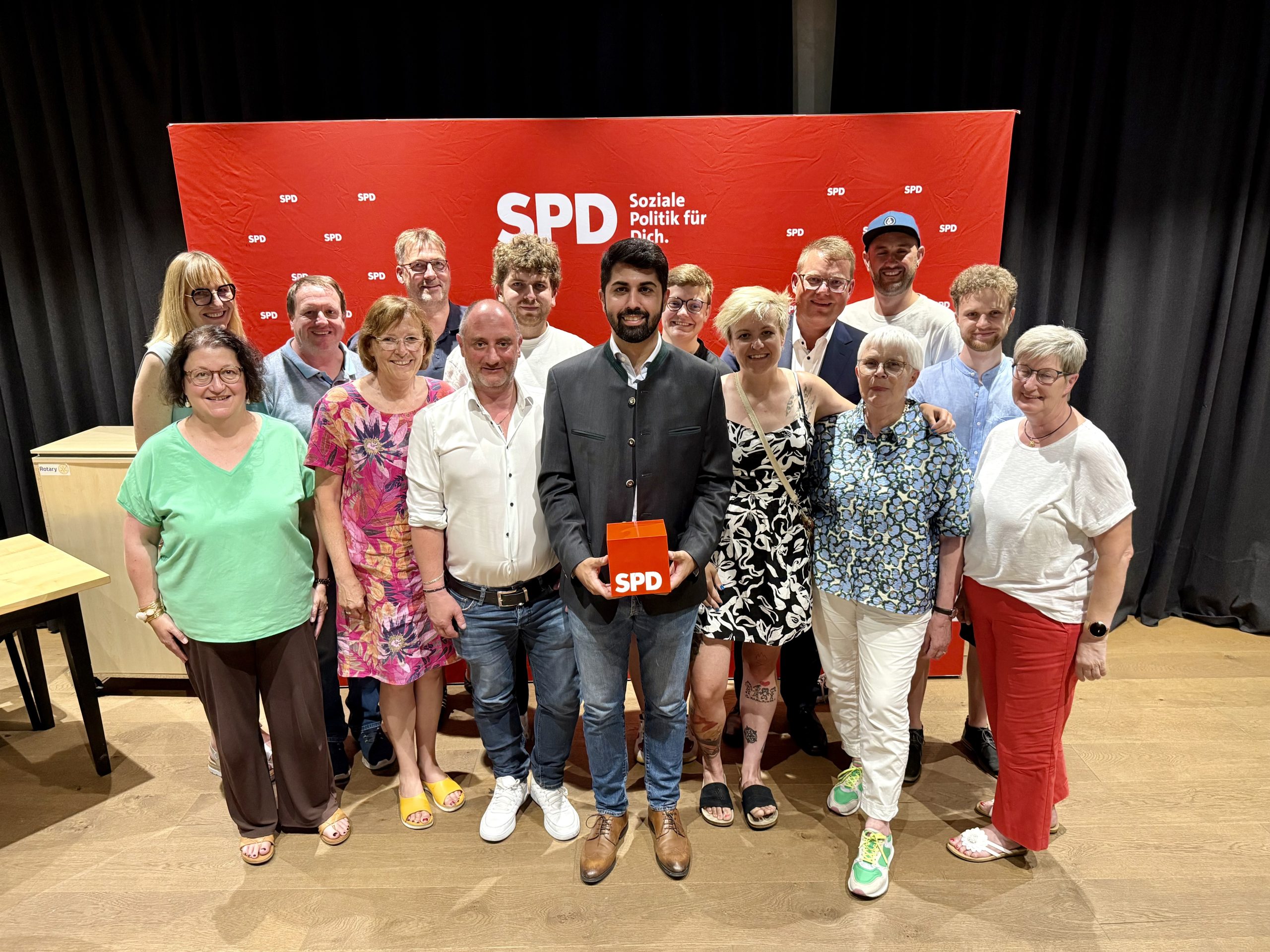 Vorstand_SPD Beim Unterbezirksparteitag der SPD Rosenheim im Gasthof Höhenteiger in Westerndorf St. Peter wurde der bisherige Vorstand geschlossen im Amt bestätigt. Foto: SPD Unterbezirk Rosenheim-Stadt