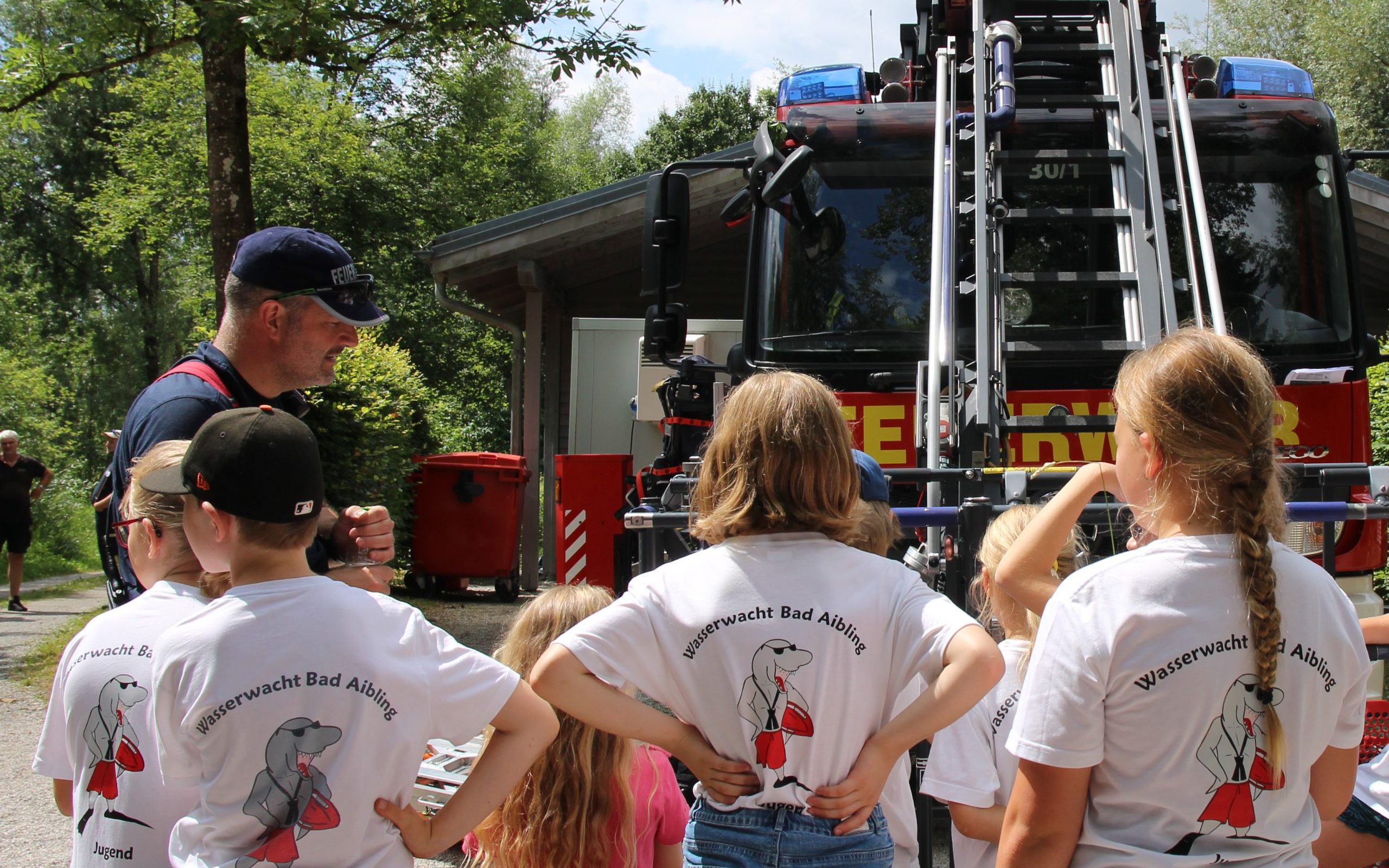 zeltlager1 Die Feuerwehr erklärt den Einsatz der Drehleiter Copyright BRK Kreisverband Rosenheim