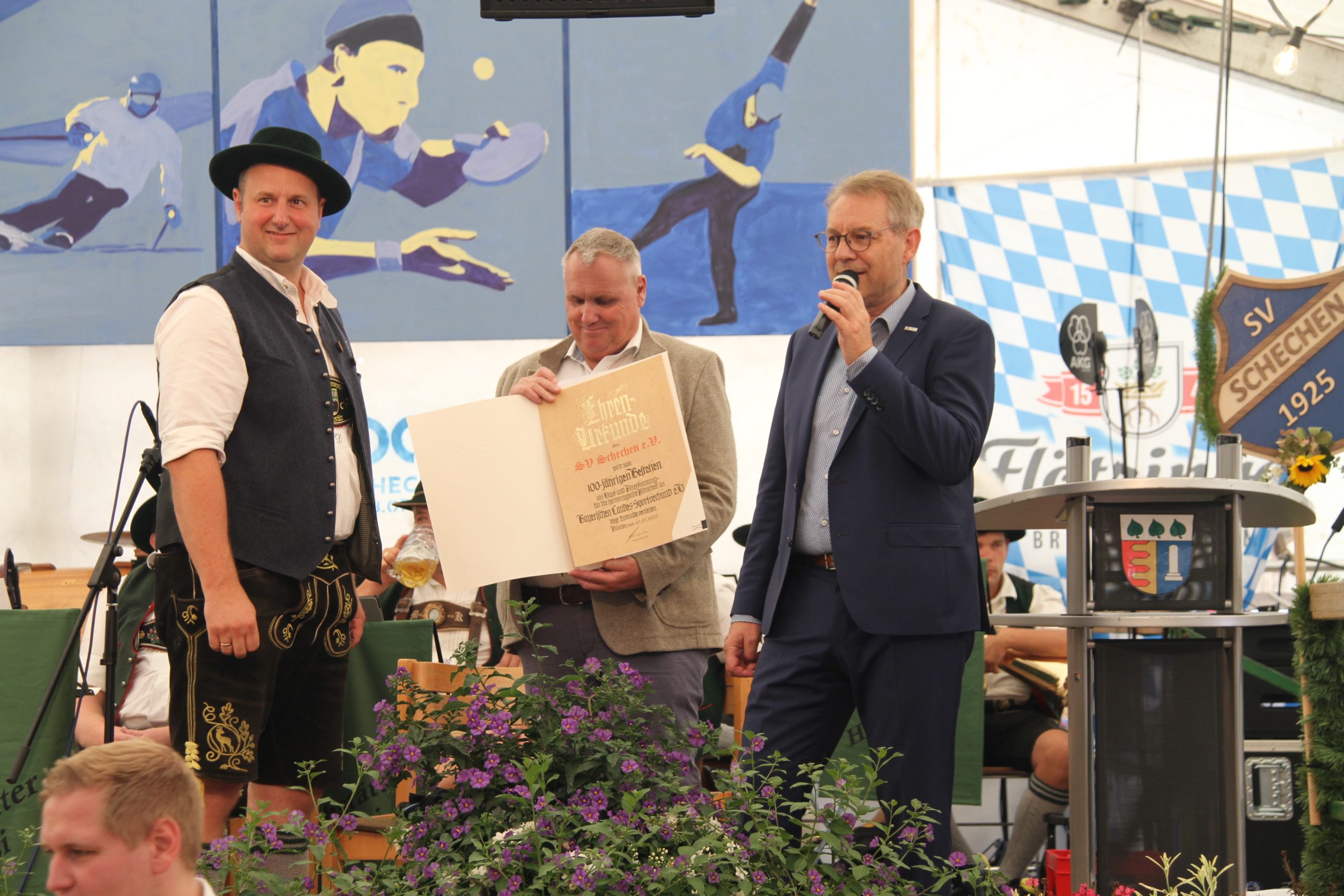 2025 100 SV Schechen 27072025 # 105 (2) Bei der Übergabe der Ehrenurkunde des Bayerischen Landes-Sportverbandes (von links): Vorstand SV Schechen Stefan Dialler, BLSV Kreisvorsitzender Rainer Pastätter und Steffen Enzmann, BLSV Bezirksvorsitzender. Foto: Copyright: biwi