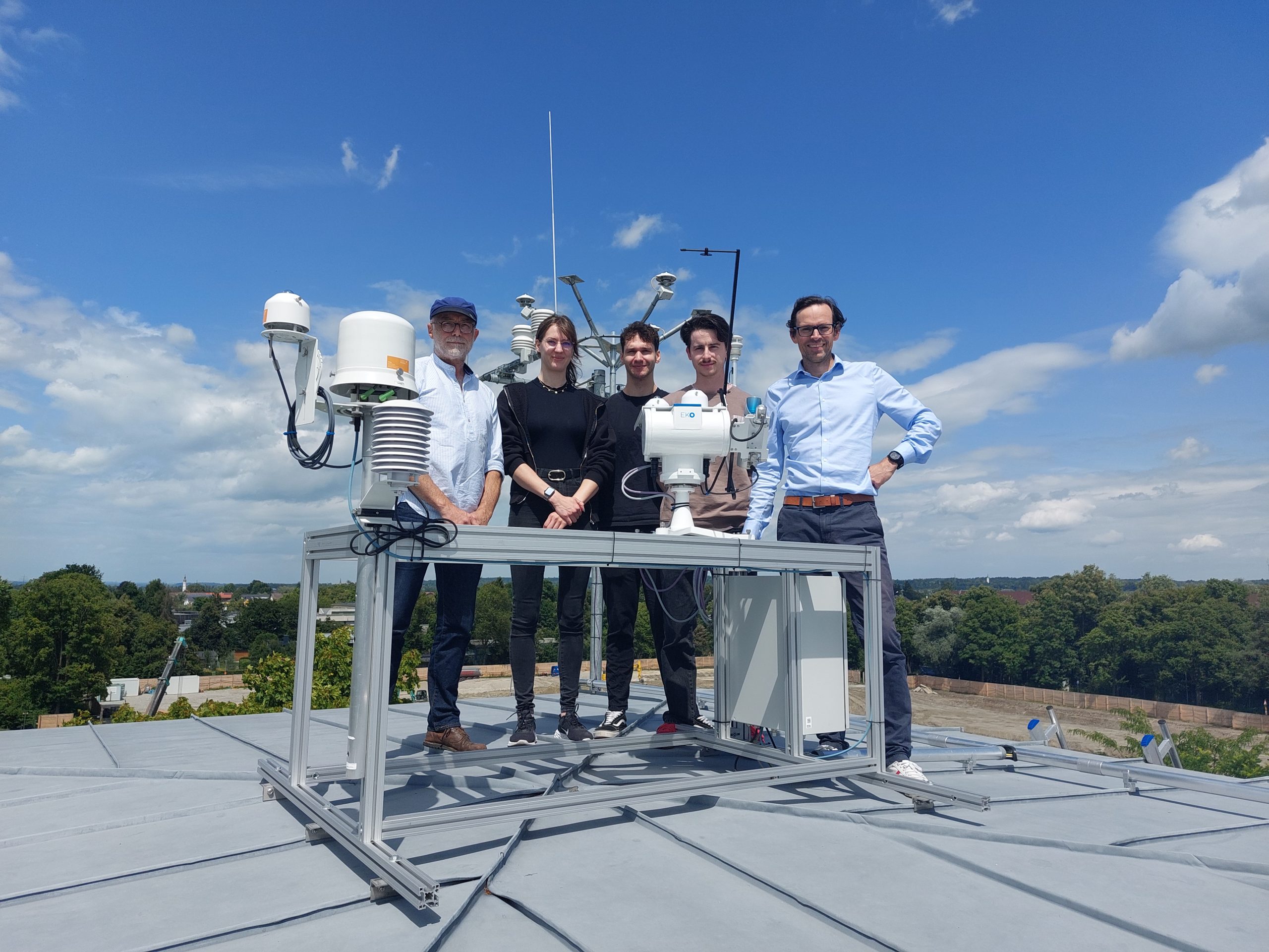 20250813_TH Rosenheim_PM_Neue Meteorologische Messstation_Foto1 Ein Teil der Arbeitsgruppe die für die neue Wetterstation und die öffentliche Webseite verantwortlich ist: (von links) Dipl.-Ing. Peter Viehhauser, die Studierenden Karolin Albrecht, Marcel Raab und Lukas Landsteine, sowie Prof. Dr.-Ing. Frank Buttinger. (Bildrechte: Frank Buttinger, TH Rosenheim)