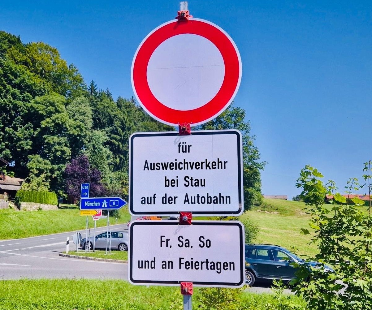 25-08-14 PM Durchfahrtsverbote Die Schilder stehen. Ab Freitag, 15.8.2025 greift das Durchfahrtsverbot von Kreis- und Staatsstraßen bei Stau auf der A 8. Foto: Stadt Rosenheim