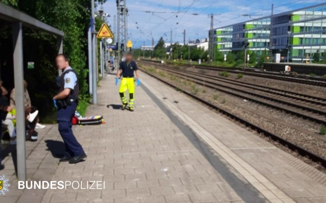 München: 82-jährige gerät mit Fuß zwischen Bahn und Bahnsteig