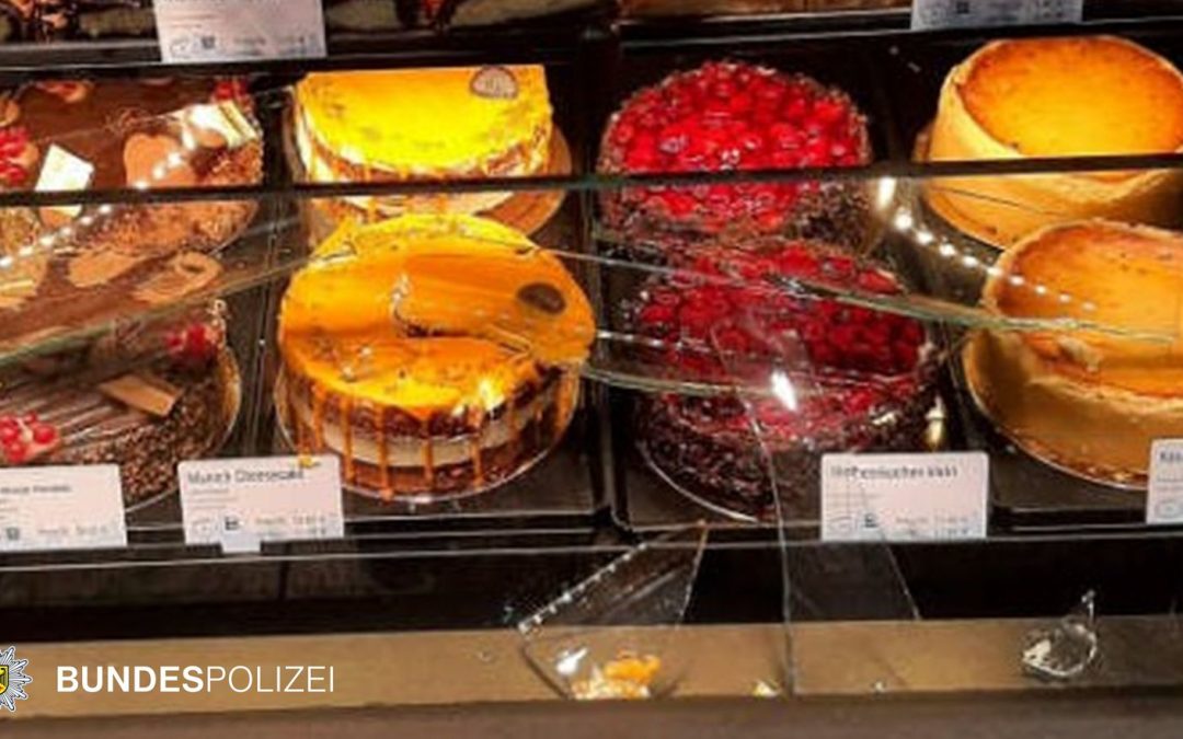 Münchner Ostbahnhof: Mit Faust in Bäckerei-Auslagenvitrine geschlagen