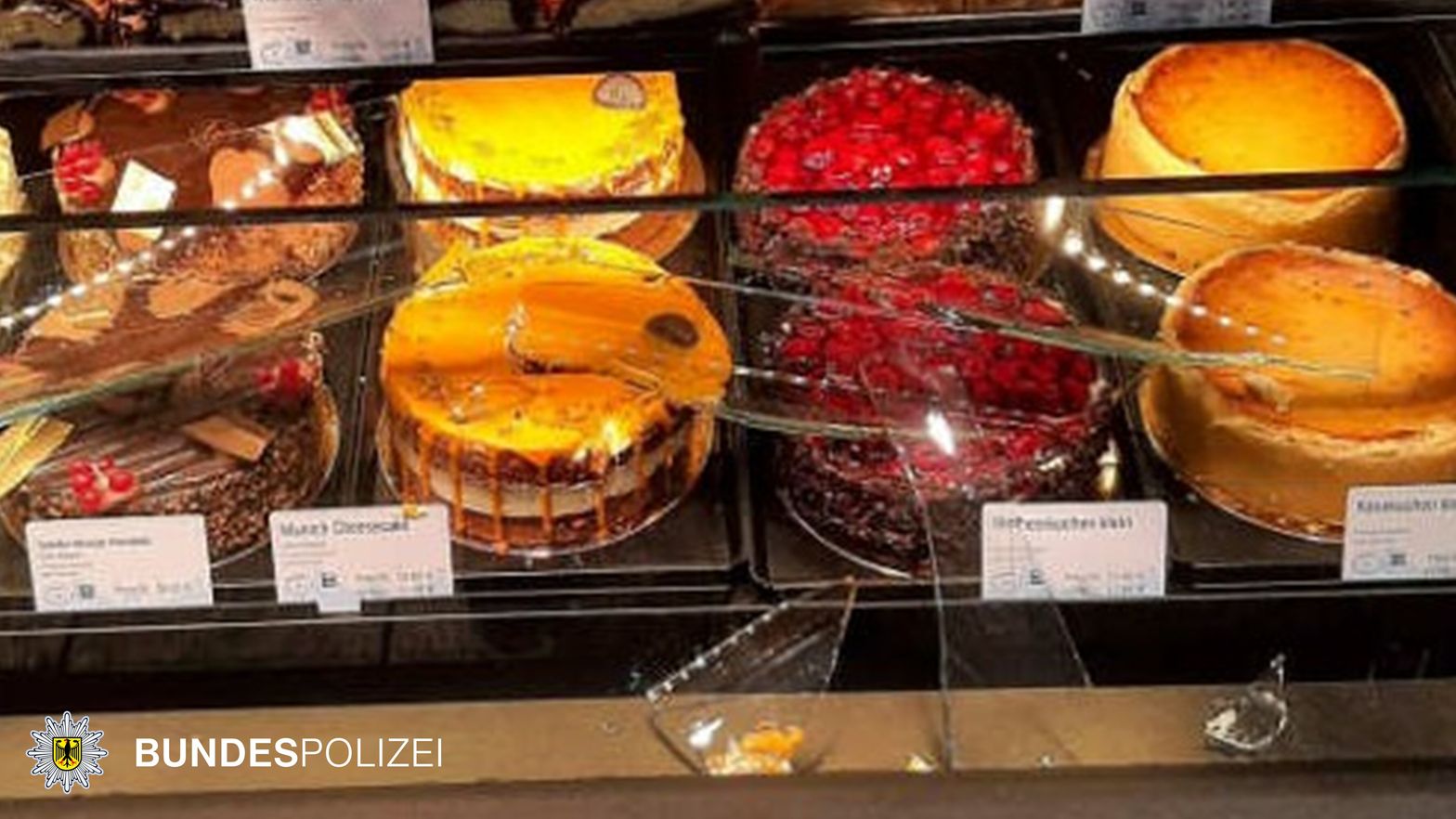 250815_Obf_Vitrine Sachschaden in Höhe von rund 2.000 Euro entstand an einem Bäcerei-Shop im Münchner Ostbahnhof nach mutwilliger Beschädigung einer Glasvitrine. Foto: Bundespolizei