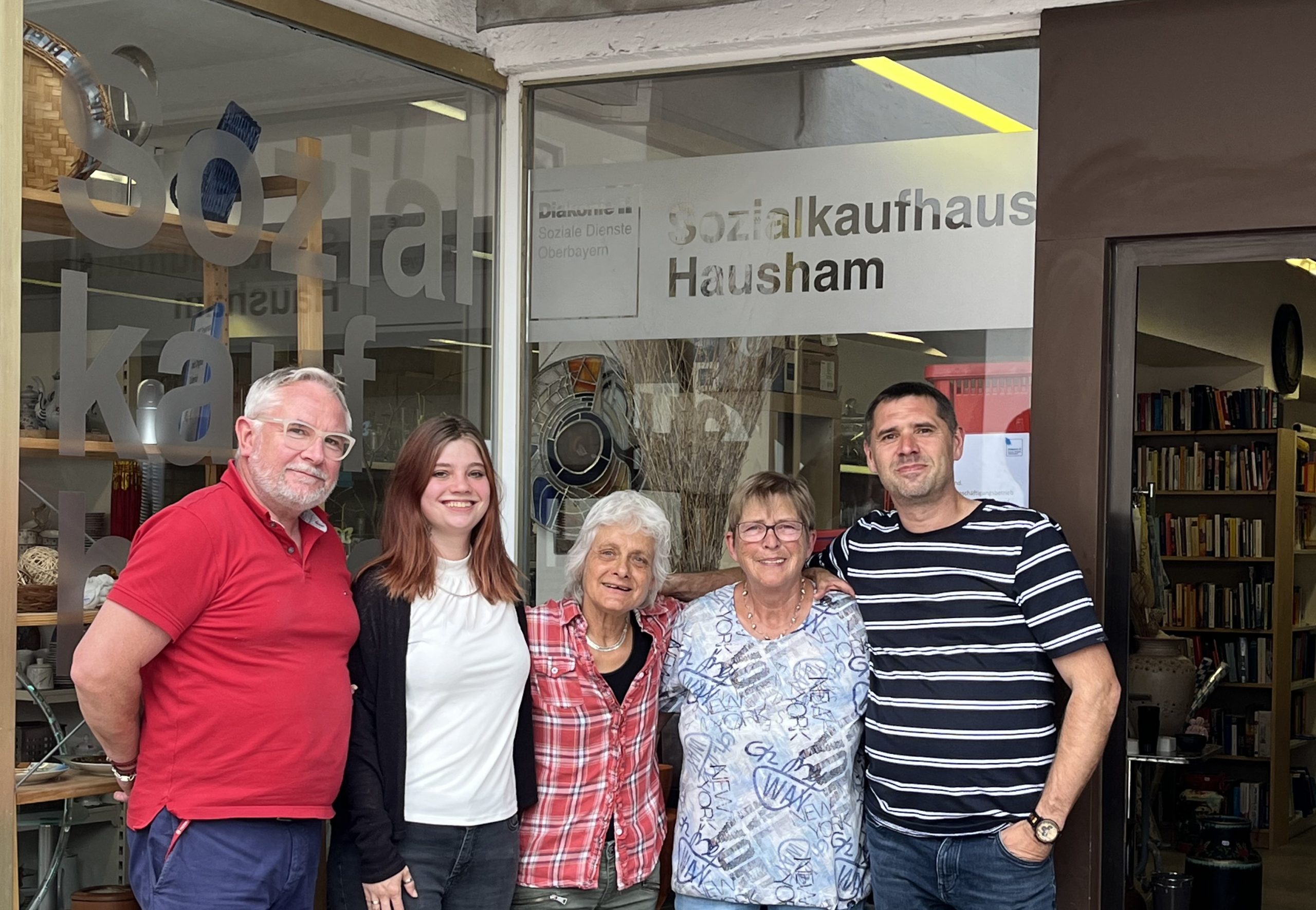 250818_Aktionswoche Sozialkaufhaus Hausham Ein Teil des Teams vom Sozialkaufhaus Hausham: von links: Leiter Matthias Münx mit seinen Mitarbeitern Sarah-Laura Egger, Sigrid Hartmann, Barbara Zeidler und Martin Kuchar. Foto: Diakonie Rosenheim