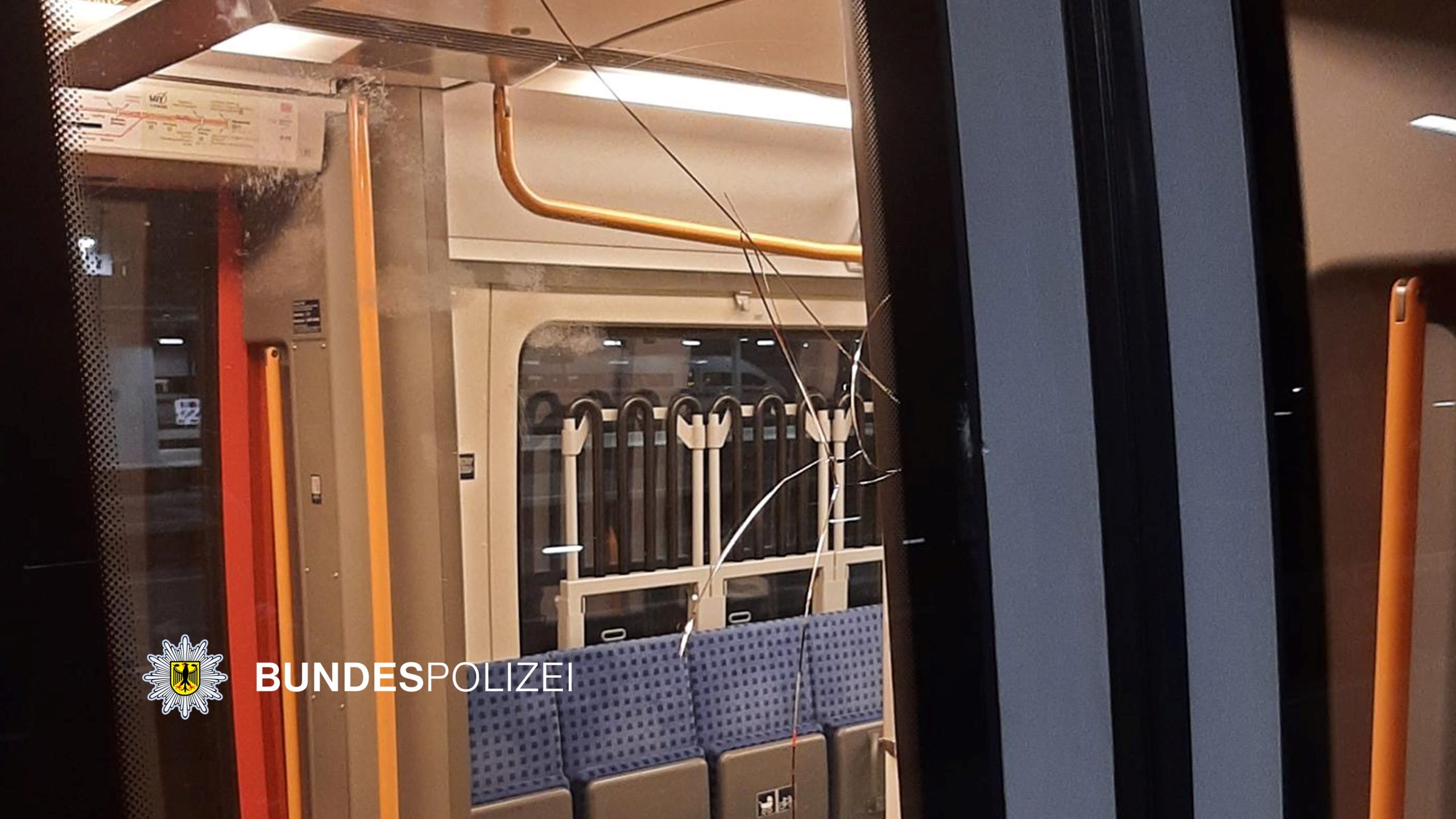 250826_Flaschenwurf (1) Eine Scheibe ging durch den Bierflaschenwurf zu Bruch. Foto: Copyright Bundespolizei