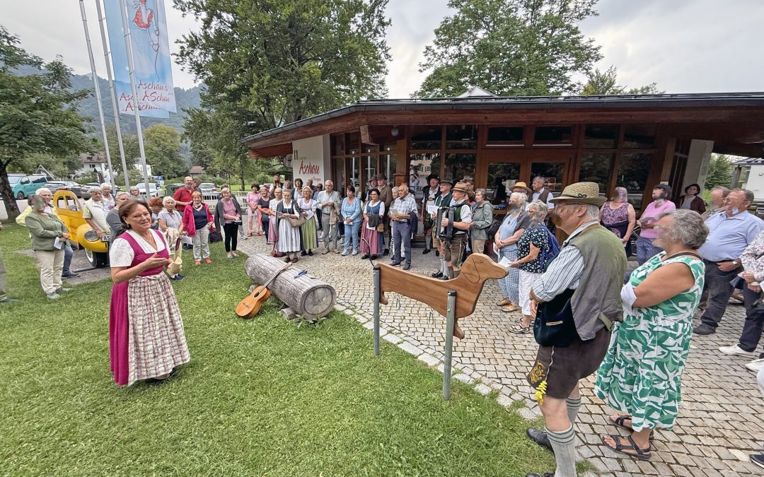 Großer Zuspruch beim Bankerl-Singen entlang der Prien