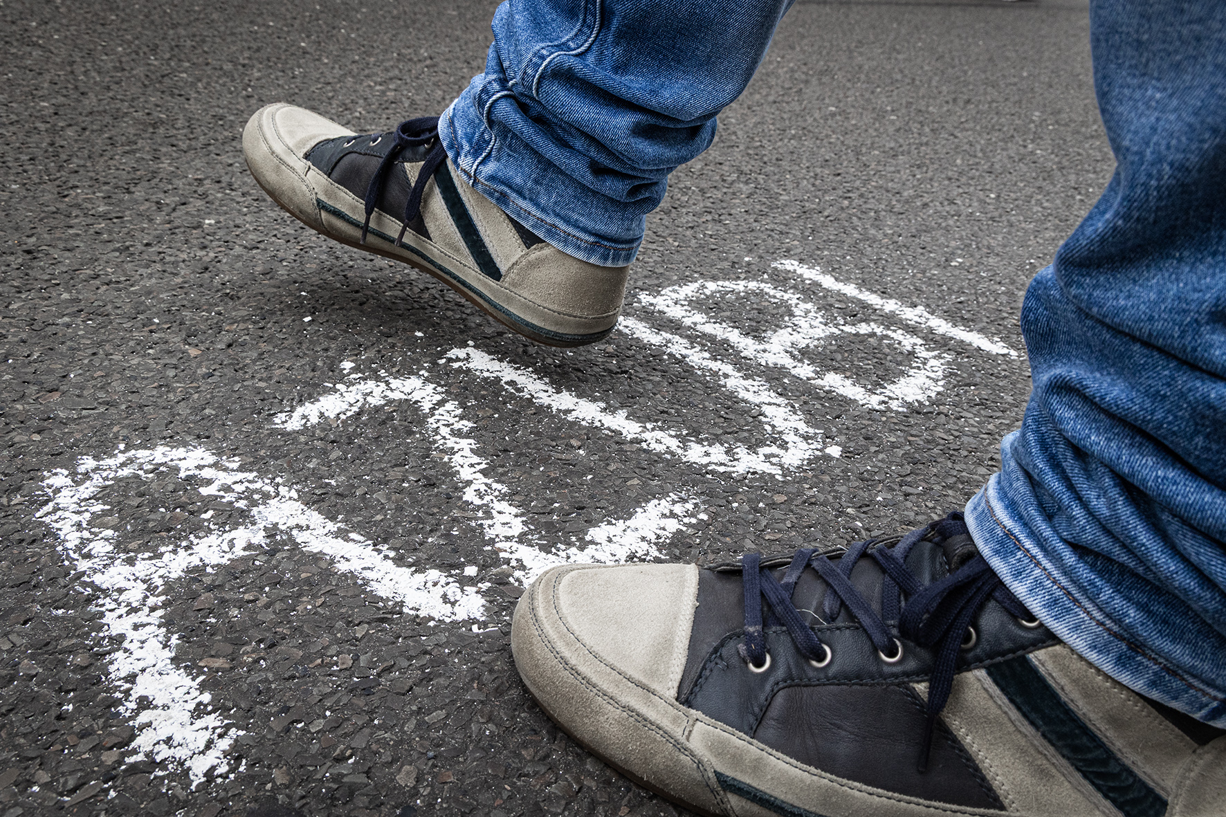 Azubi macht Schritt nach vorn Als fitter und engagierter Azubi einen Schritt nach vorne machen: Jugendliche haben die Chance auf ein Azubi-Stipendium - egal, welchen Beruf sie ansteuern - eine Aktion der IG Bau Oberbayern. Foto: Copyright IG Bau - i Alireza Khalili