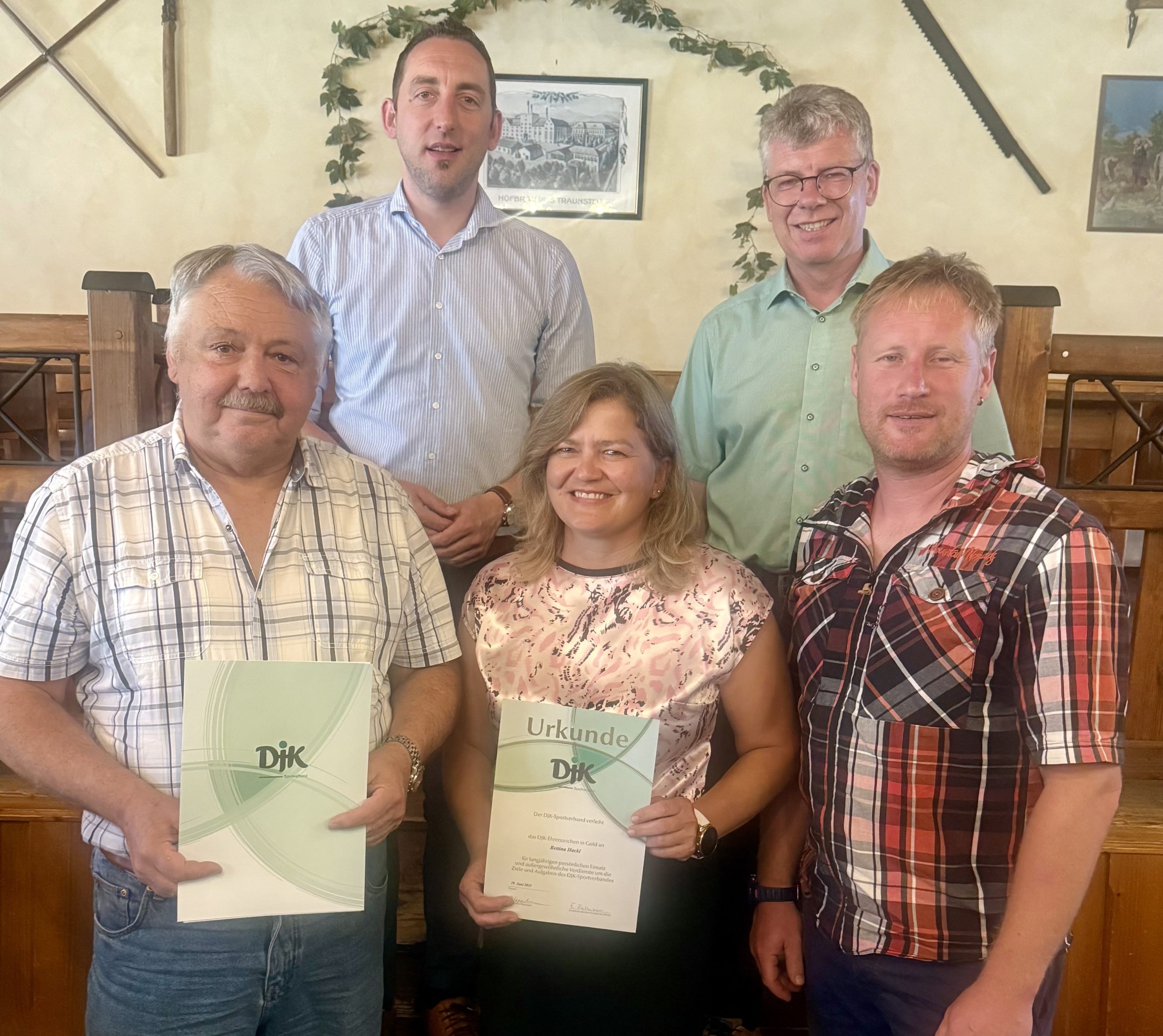 Bild 1 Vordere Reihe von Links: Gerhard Poller (Ehrenzeichen Gold), Bettina Hackl (Ehrenzeichen Gold), Johannes Pollak (Ehrenzeichen Bronze). Hintere Reihe: Stadtrat Georg Osenstätter und Erster Vorstand Herbert Baumgartner. Foto: DJK Kammer