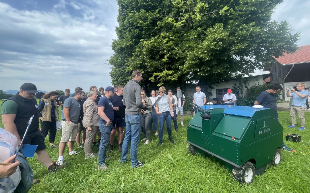 Landwirtschaftsschule Rosenheim testet Roboter gegen Problemunkraut Ampfer