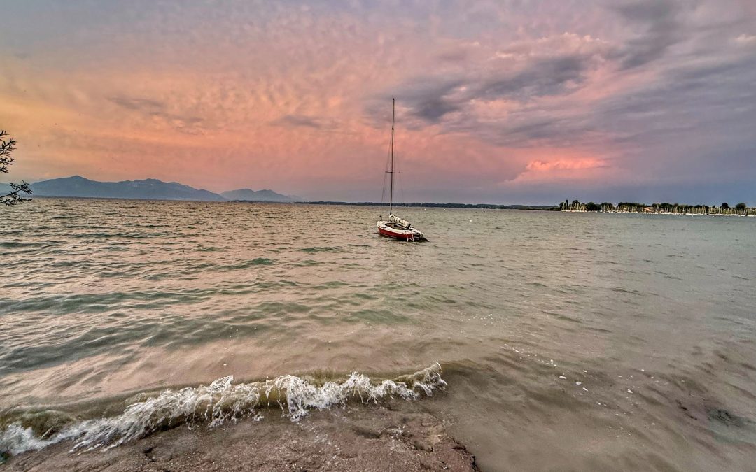 Goldene Augenblicke und Morgenzauber über dem bayerischen Meer