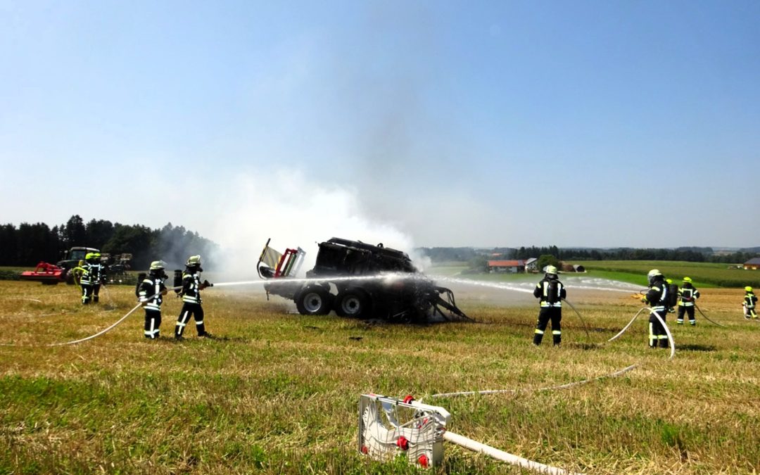 Tacherting:  Landwirtschaftliche Ballenpresse fängt Feuer