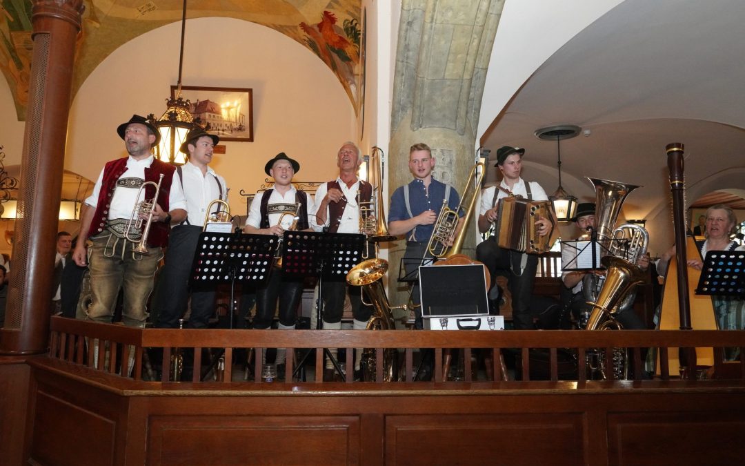 Tradition trifft Klang bei Volksmusik im Brunnenhof