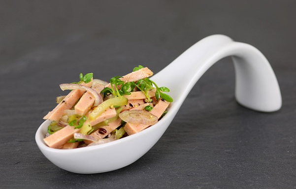 Essen Löffel mit Wurstsalat. Foto re