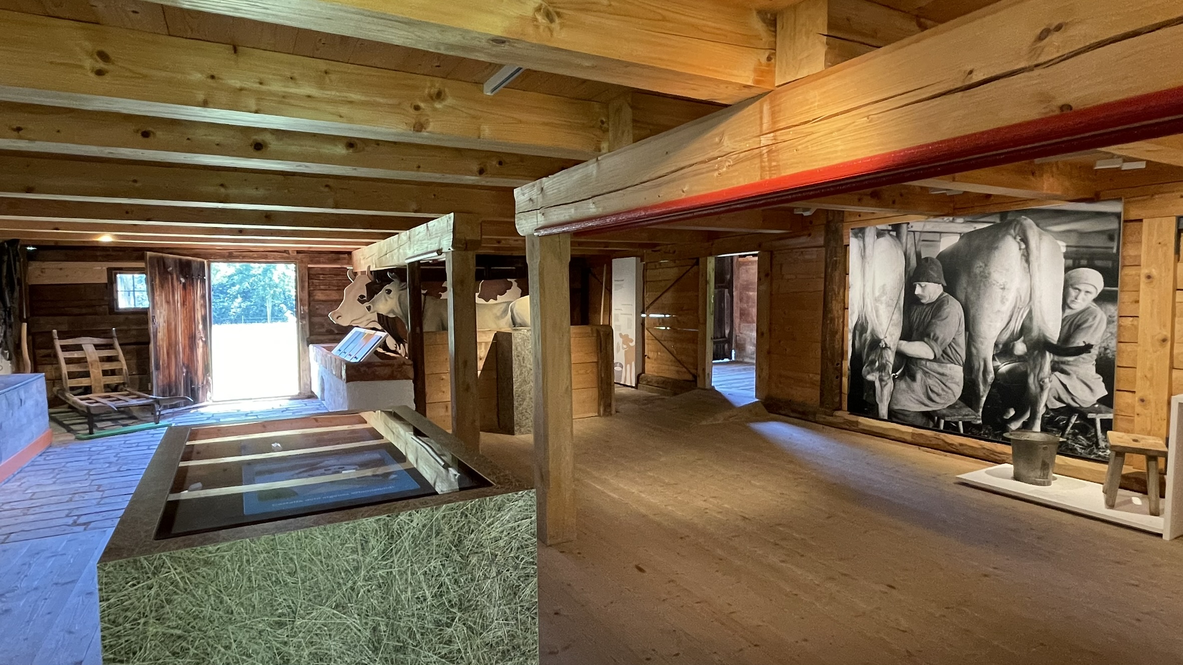 FLM A_Ausstellung 1 Neue Dauerausstellung im Mittermayerhof mit Medientisch und Mit-machstationen Copyright Bezirk Oberbayern, FLM Amerang.