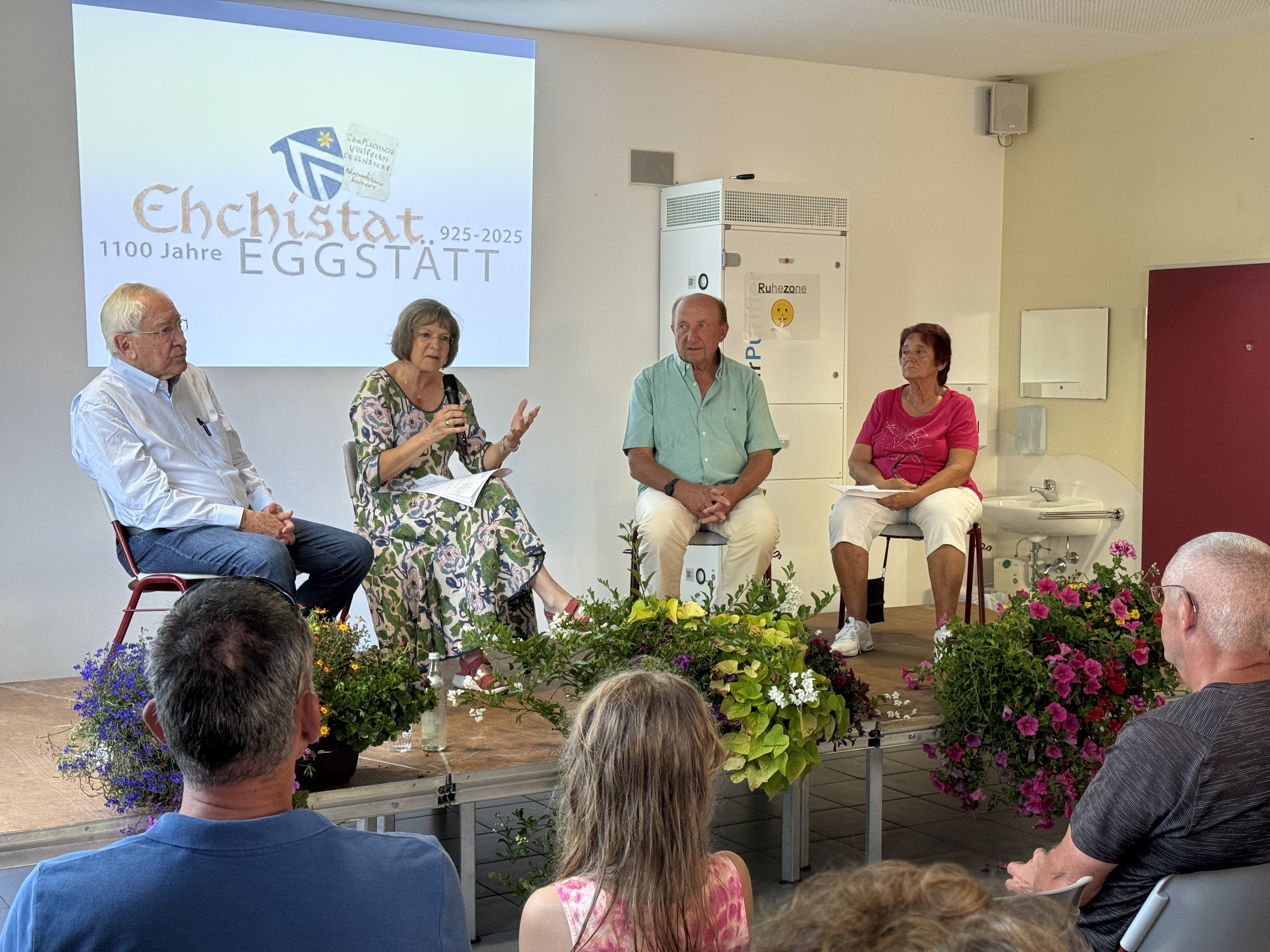 Foto 2 Georg Voit von links: (Georg Voit): Sie führen durch den Abend: Valentin Knott, Christine Lubkoll-Klotz, Ortsarchivar Peter Fenzl und Ingrid Langl Fot: Touristinfo Eggstätt